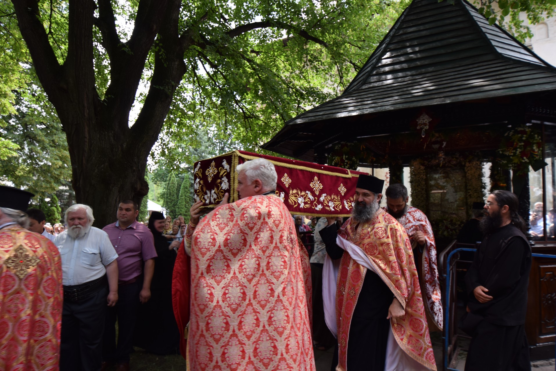 20.000 de pelerini s-au întâlnit cu Sfântul Ioan cel Nou la Suceava (GALERIE FOTO)