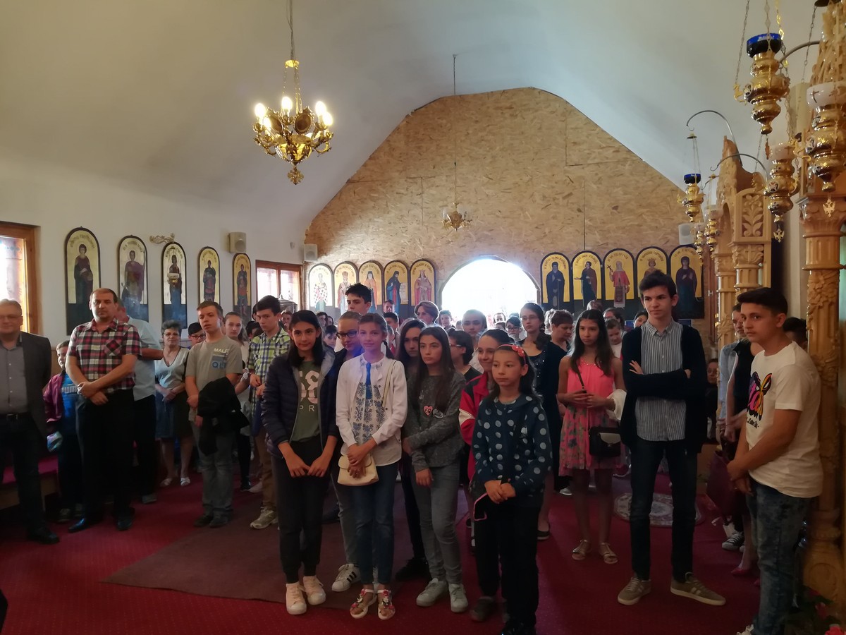 Elevii Şcolii „Mihail Sadoveanu“ din Bacău, premiaţi de Biserică Elevii Şcolii „Mihail Sadoveanu“ din Bacău, premiaţi de Biserică