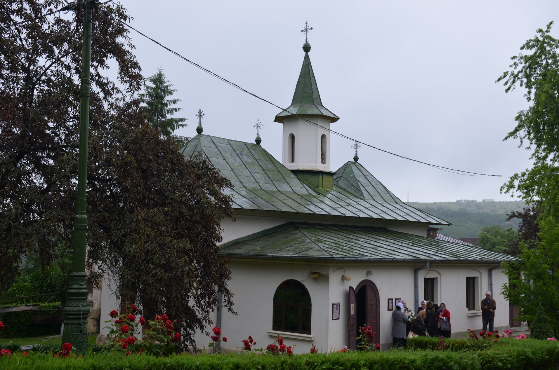 Sfinții Români, sărbătoriți la Mănăstirea Bucium prin Liturghie arhierească