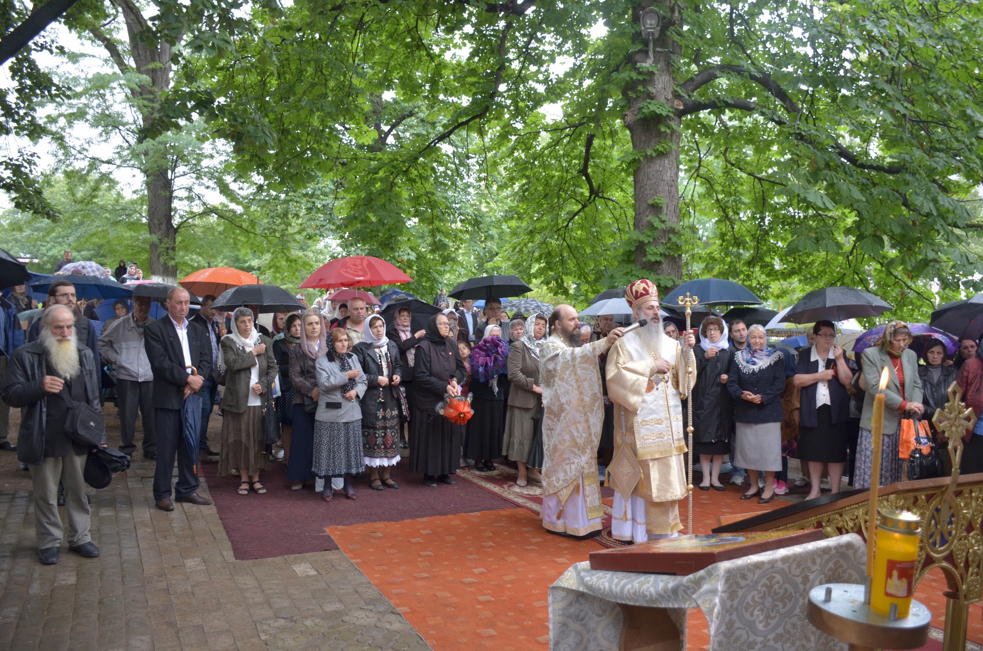 Sfinții Români, sărbătoriți la Mănăstirea Bucium prin Liturghie arhierească