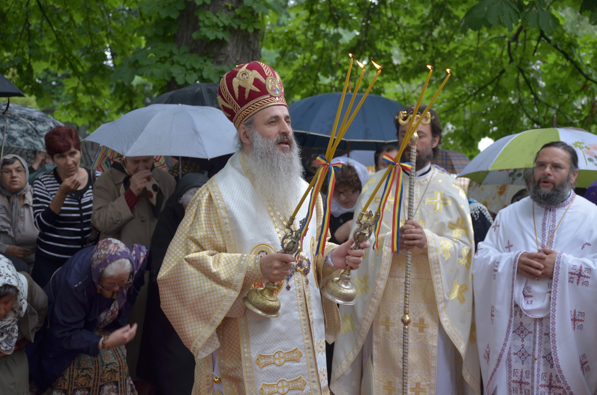 Sfinții Români, sărbătoriți la Mănăstirea Bucium prin Liturghie arhierească