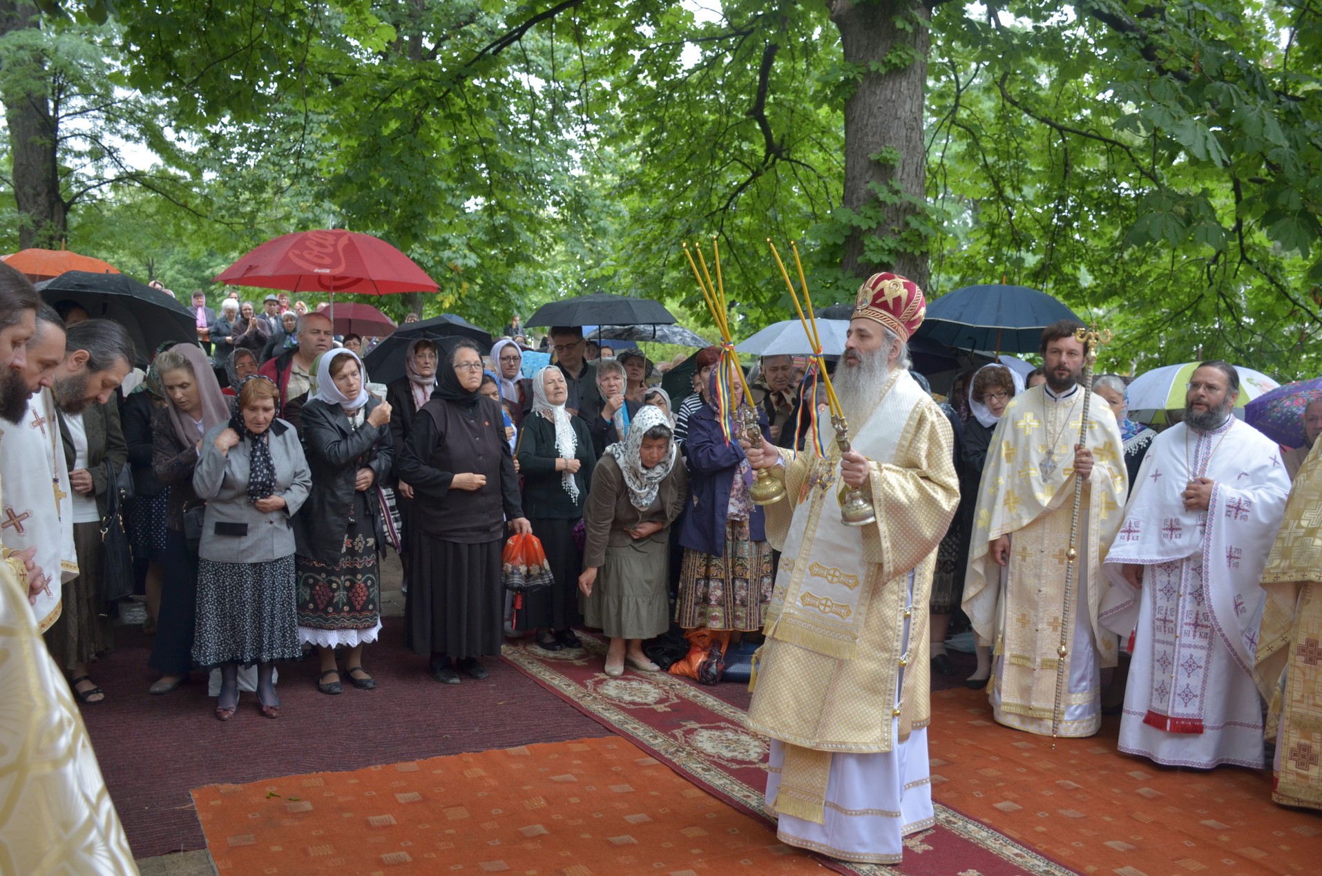 Sfinții Români, sărbătoriți la Mănăstirea Bucium prin Liturghie arhierească