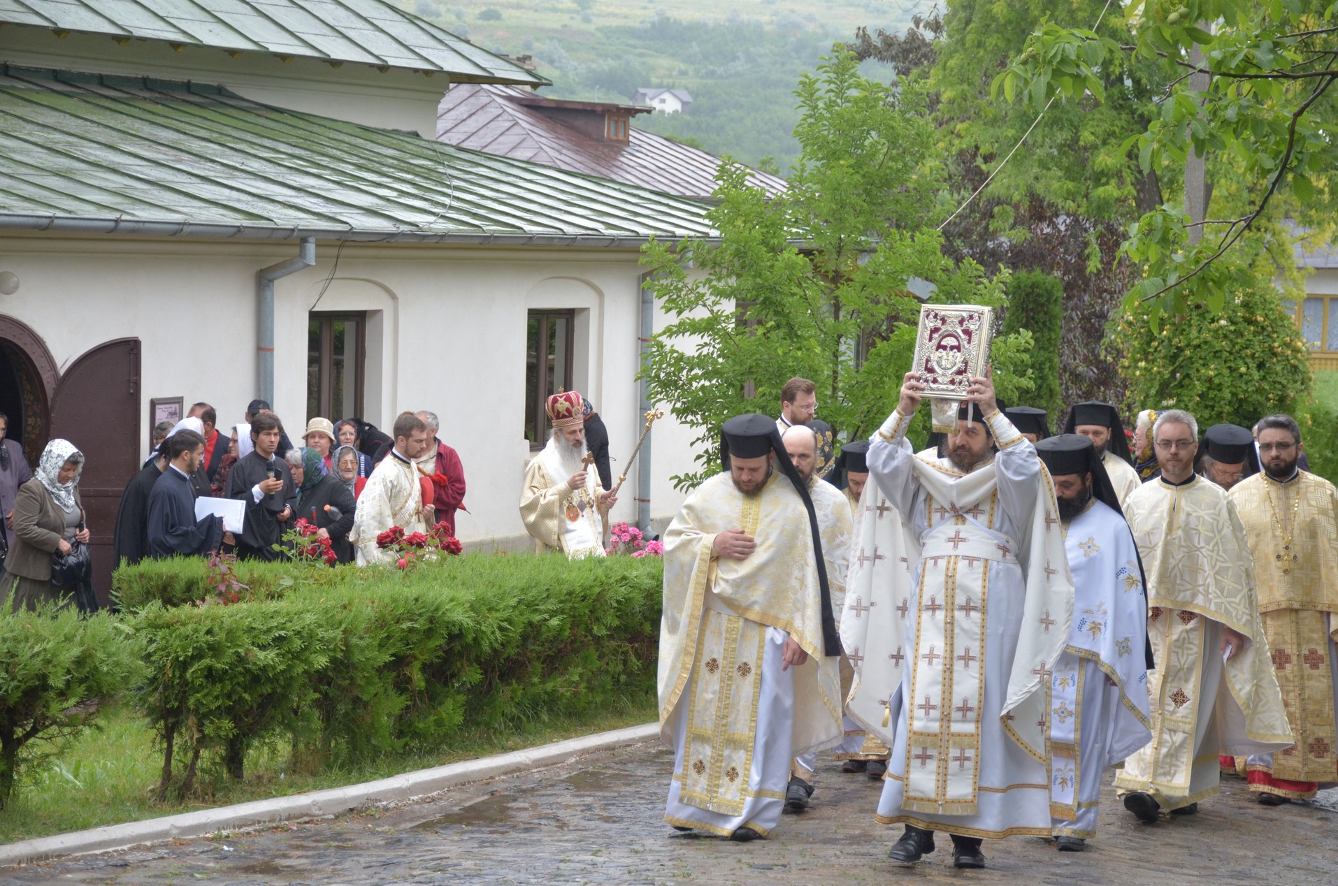 Sfinții Români, sărbătoriți la Mănăstirea Bucium prin Liturghie arhierească
