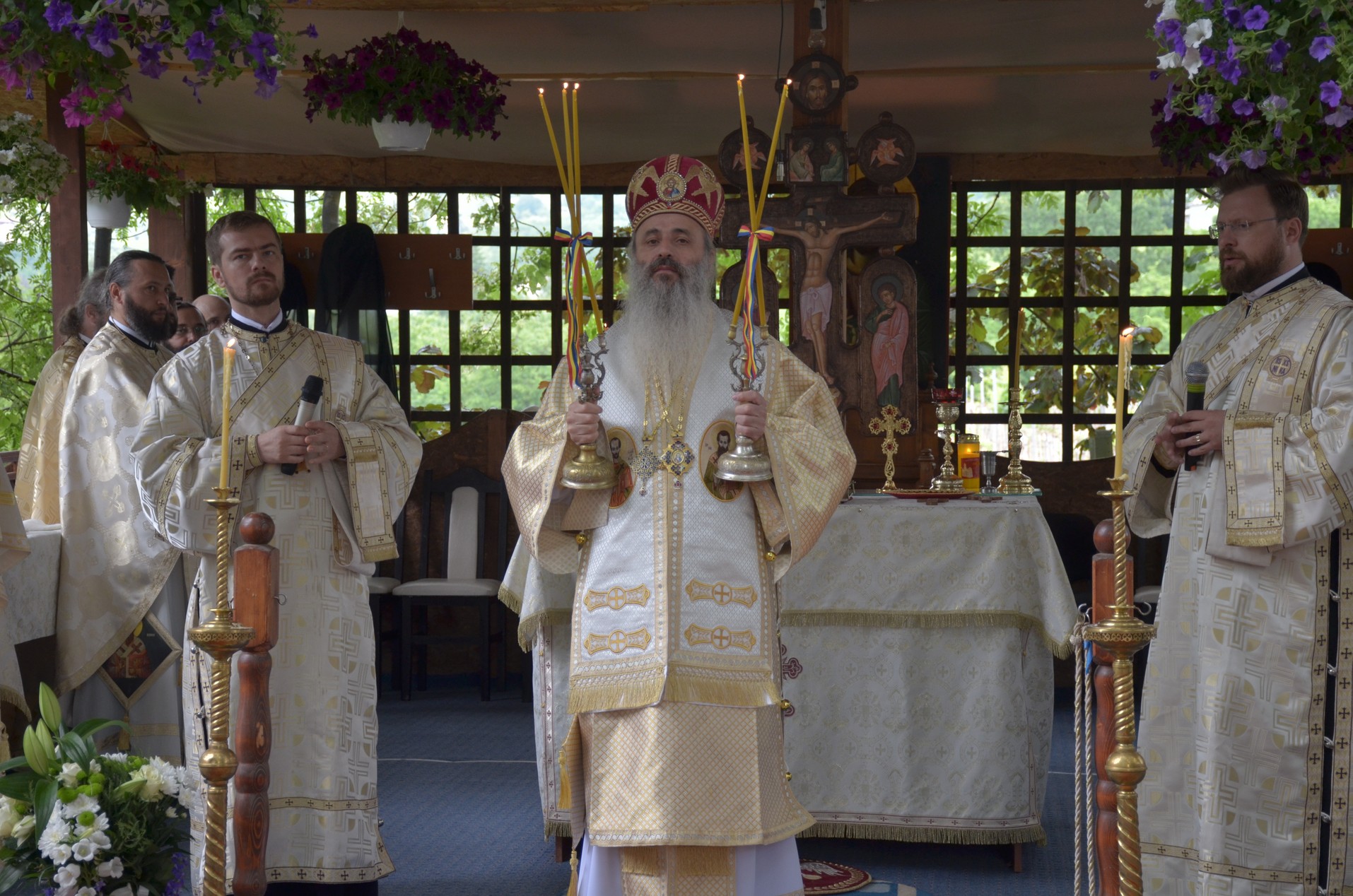 Sfinții Români, sărbătoriți la Mănăstirea Bucium prin Liturghie arhierească