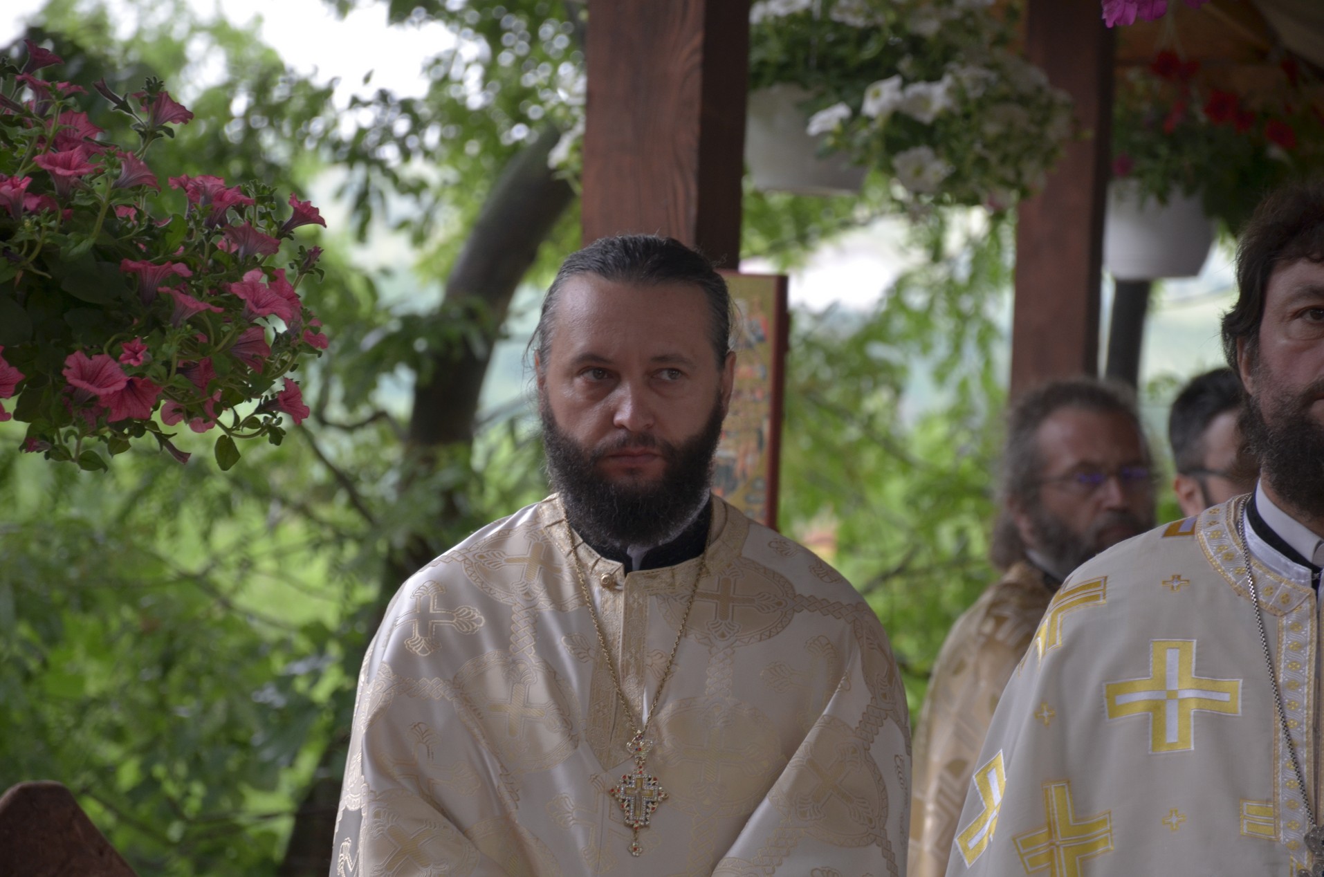 Sfinții Români, sărbătoriți la Mănăstirea Bucium prin Liturghie arhierească