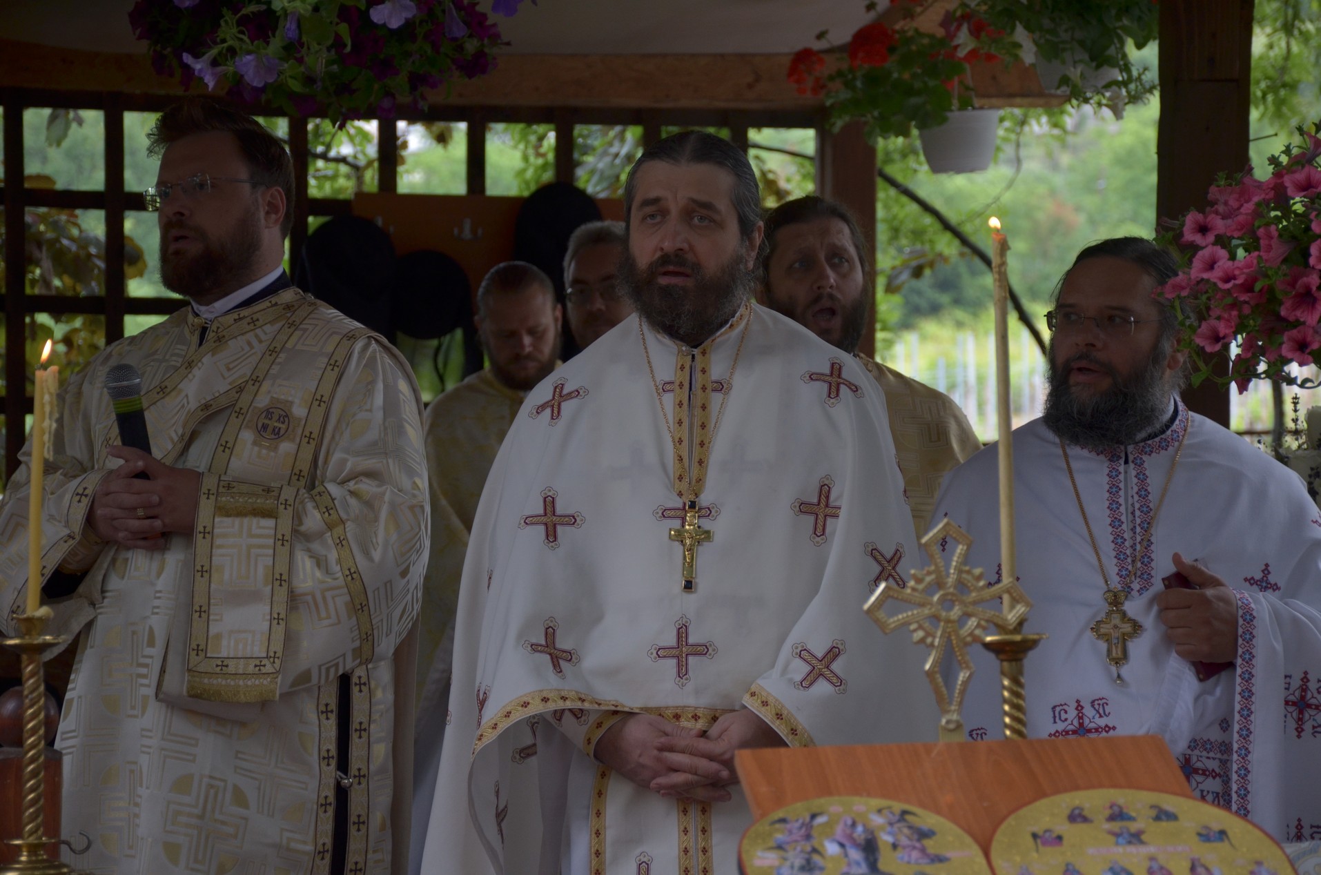 Sfinții Români, sărbătoriți la Mănăstirea Bucium prin Liturghie arhierească