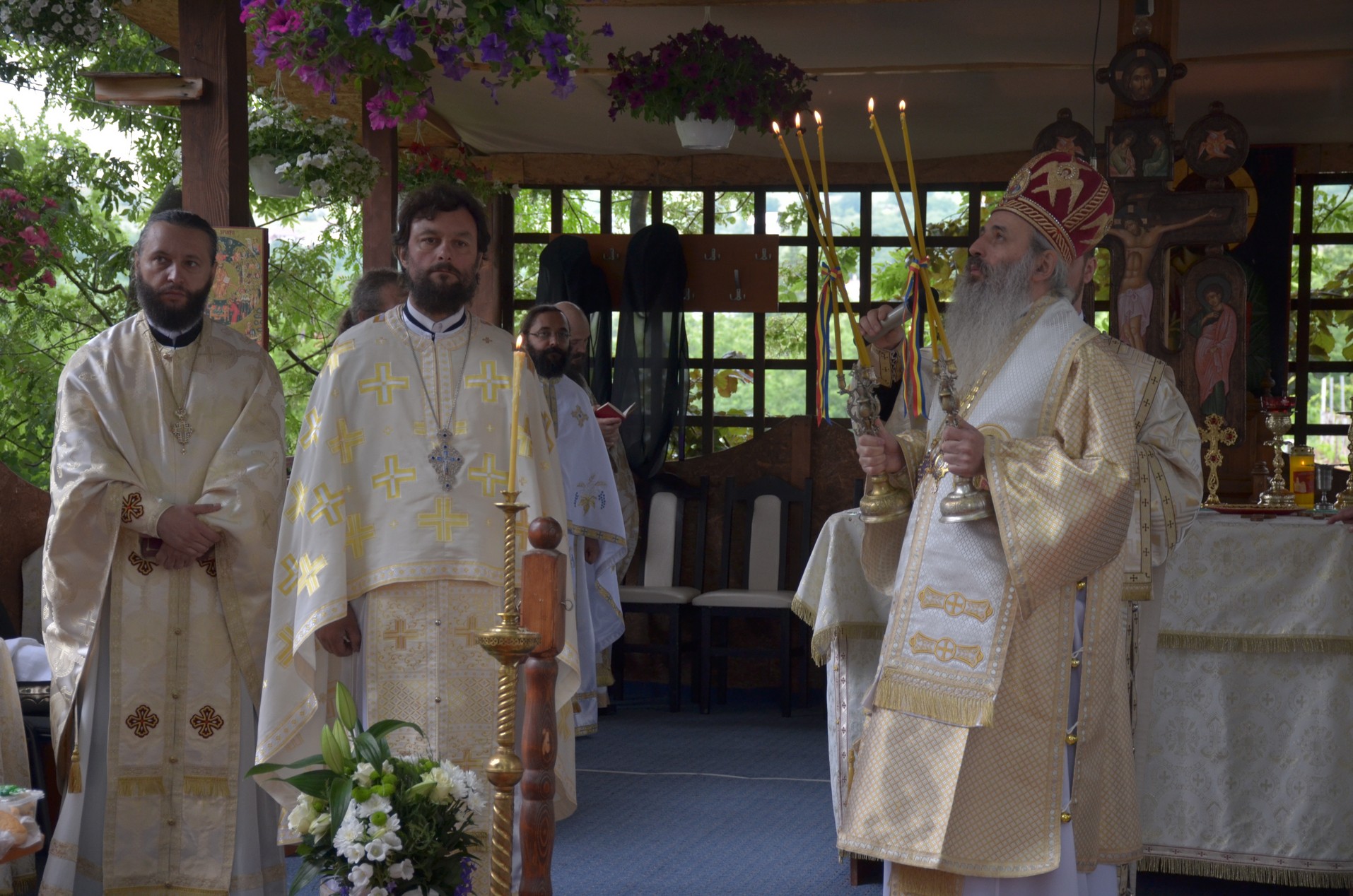 Sfinții Români, sărbătoriți la Mănăstirea Bucium prin Liturghie arhierească