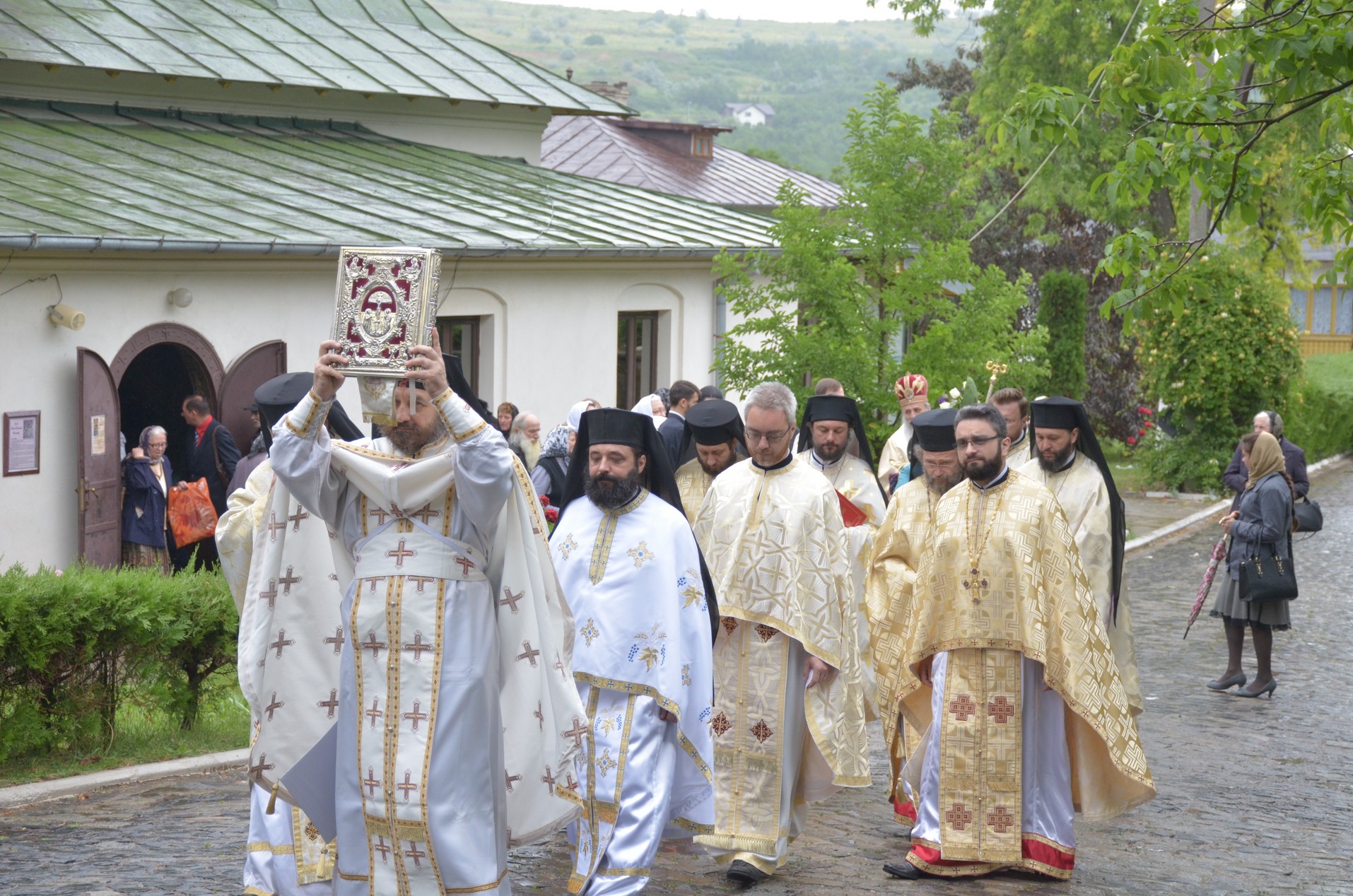 Sfinții Români, sărbătoriți la Mănăstirea Bucium prin Liturghie arhierească