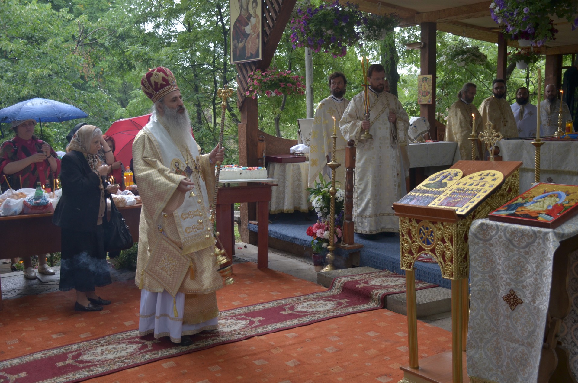 Sfinții Români, sărbătoriți la Mănăstirea Bucium prin Liturghie arhierească