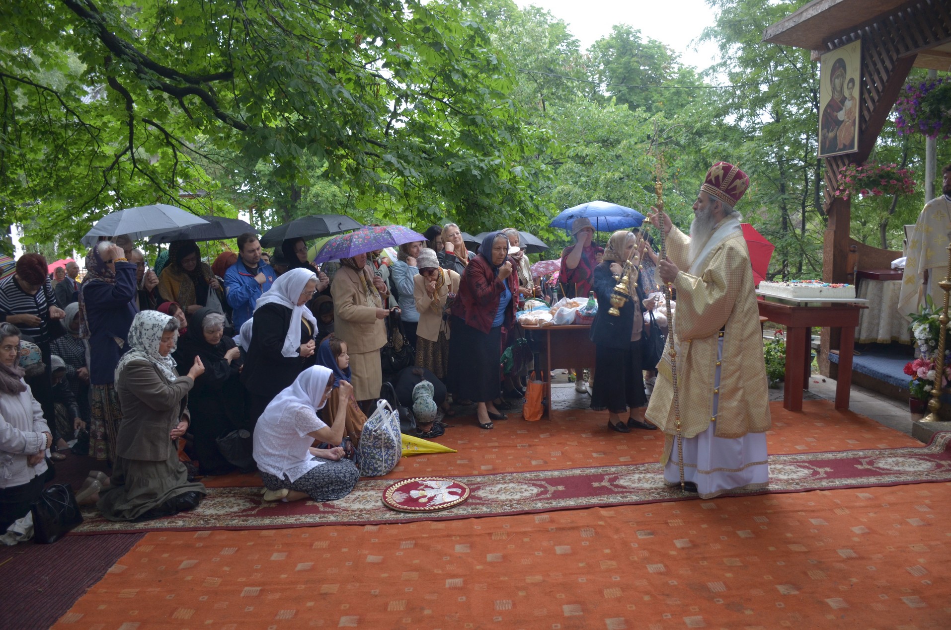 Sfinții Români, sărbătoriți la Mănăstirea Bucium prin Liturghie arhierească