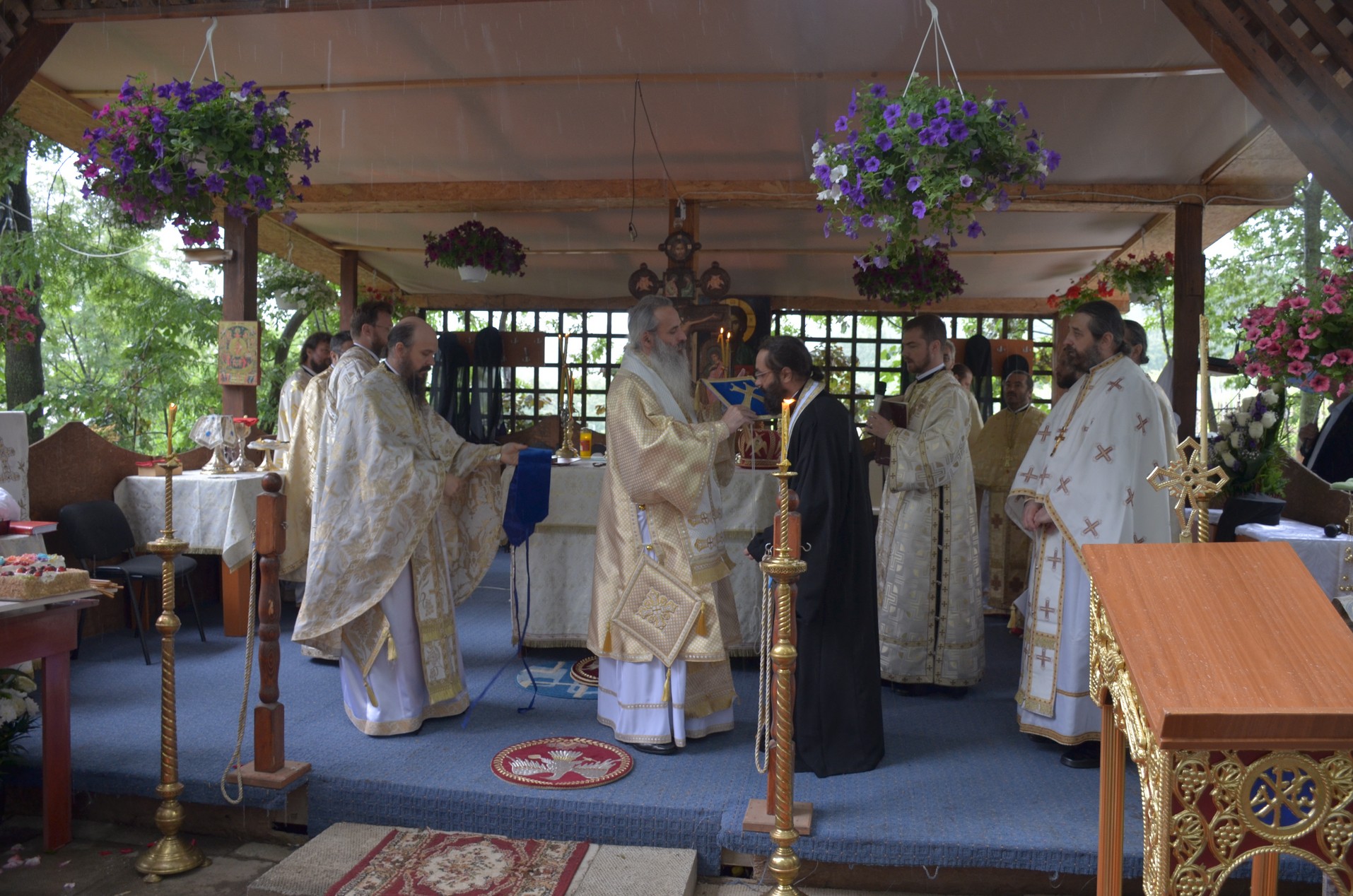 Sfinții Români, sărbătoriți la Mănăstirea Bucium prin Liturghie arhierească