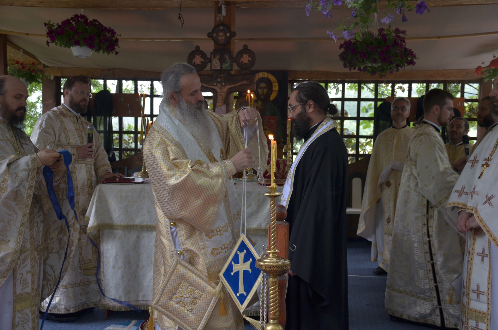 Sfinții Români, sărbătoriți la Mănăstirea Bucium prin Liturghie arhierească