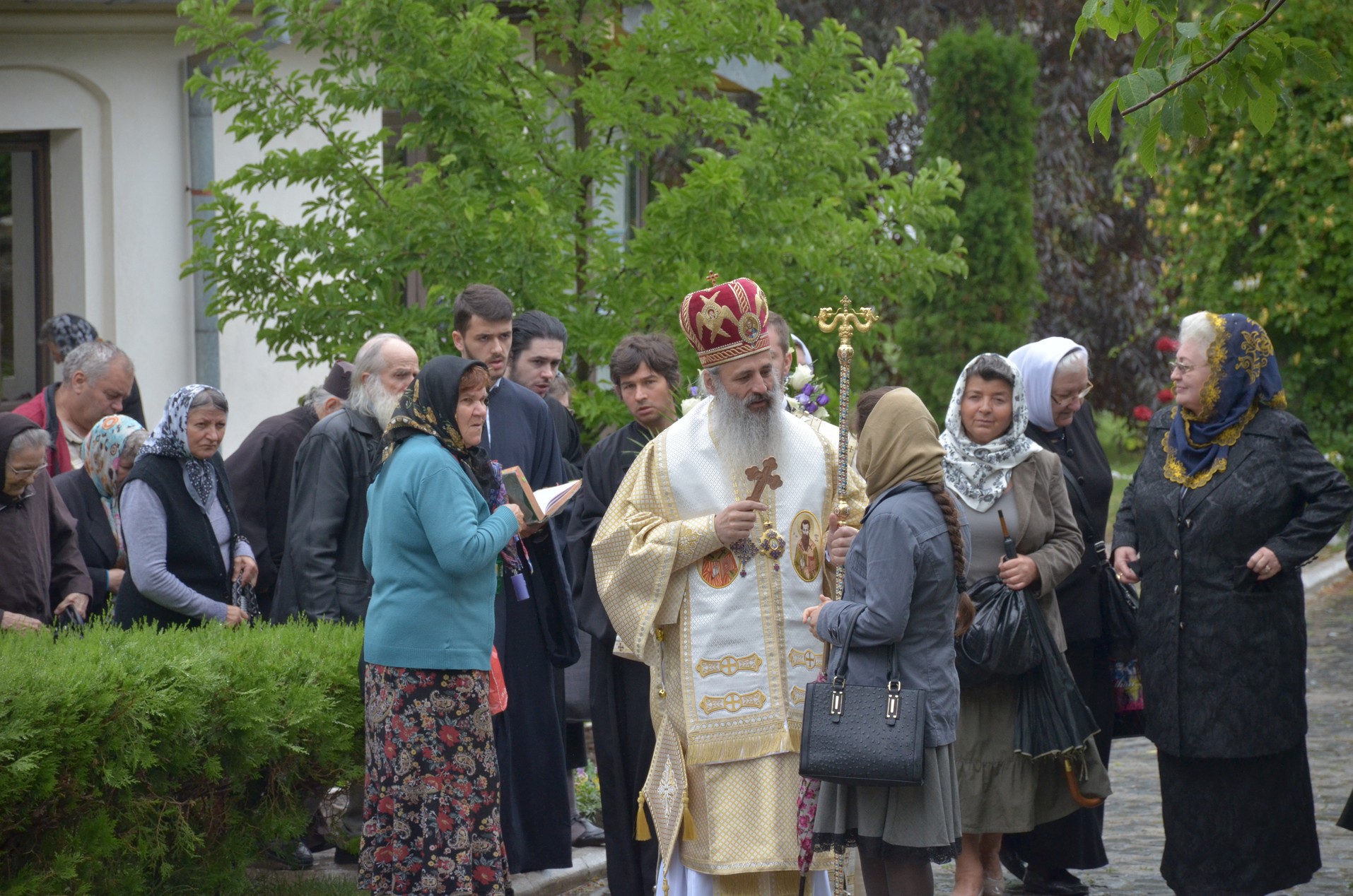 Sfinții Români, sărbătoriți la Mănăstirea Bucium prin Liturghie arhierească