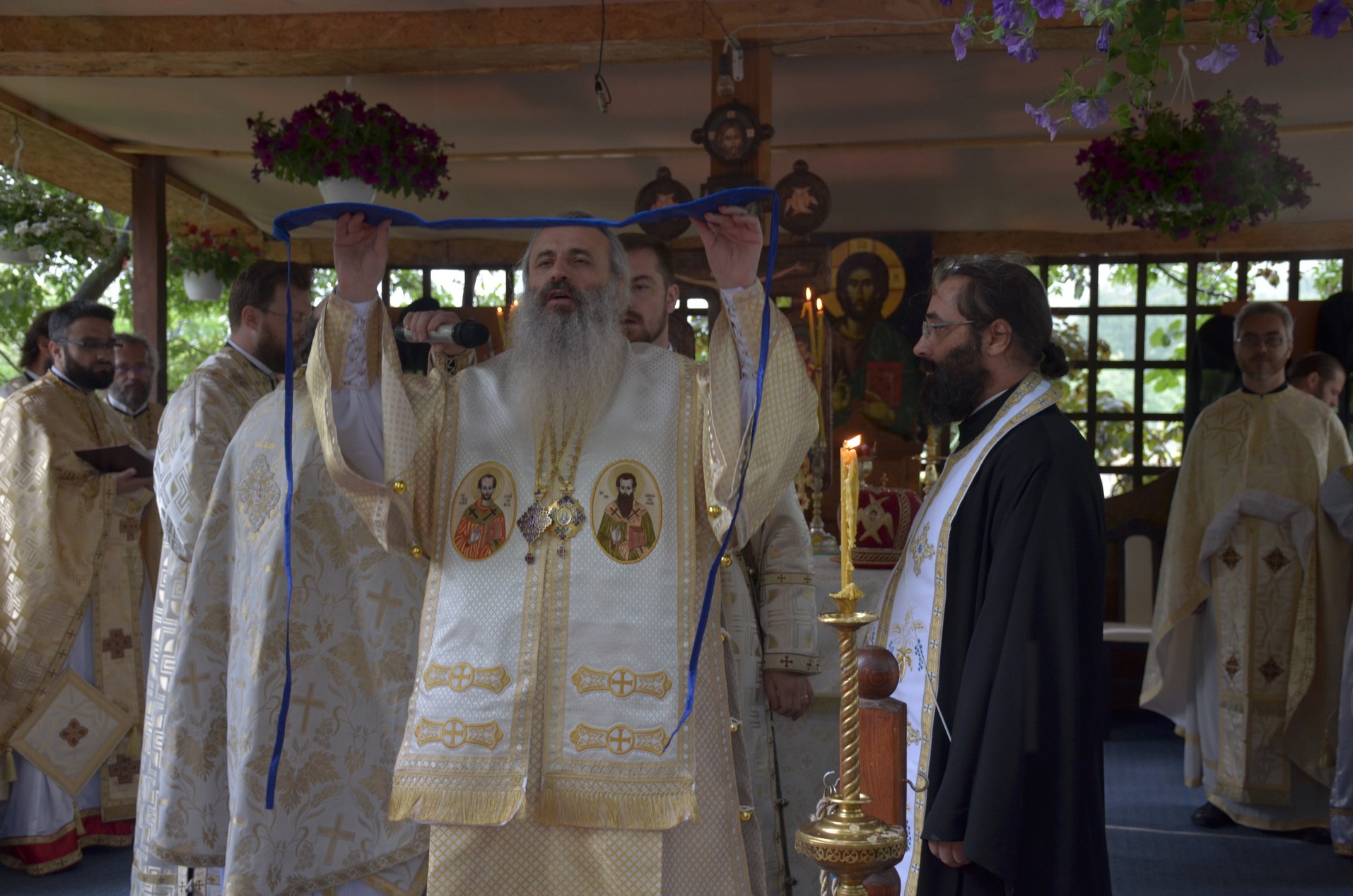 Sfinții Români, sărbătoriți la Mănăstirea Bucium prin Liturghie arhierească