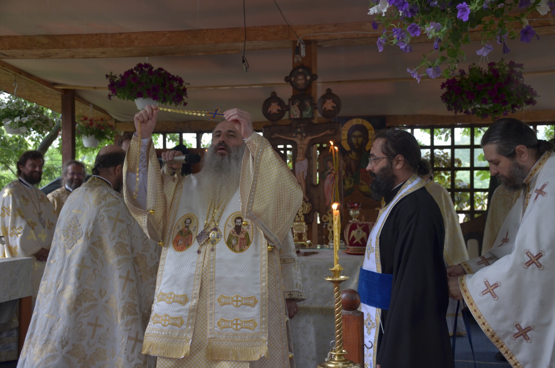 Sfinții Români, sărbătoriți la Mănăstirea Bucium prin Liturghie arhierească