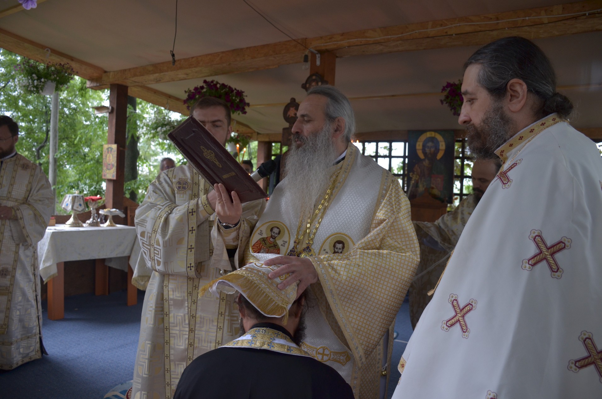 Sfinții Români, sărbătoriți la Mănăstirea Bucium prin Liturghie arhierească
