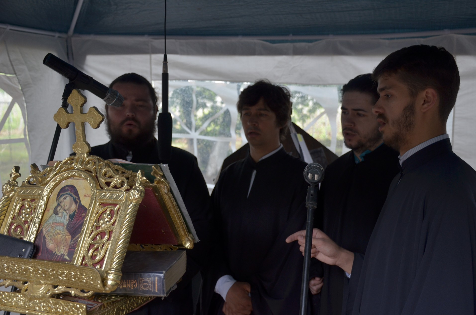 Sfinții Români, sărbătoriți la Mănăstirea Bucium prin Liturghie arhierească