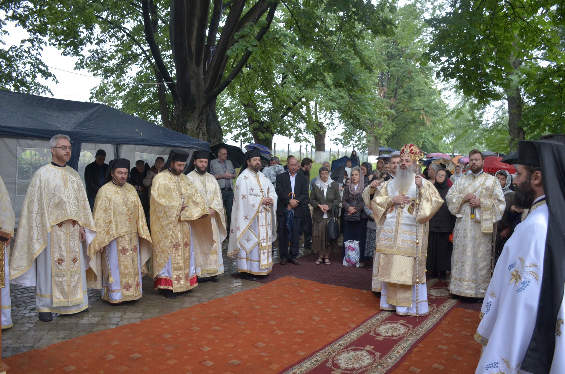 Sfinții Români, sărbătoriți la Mănăstirea Bucium prin Liturghie arhierească