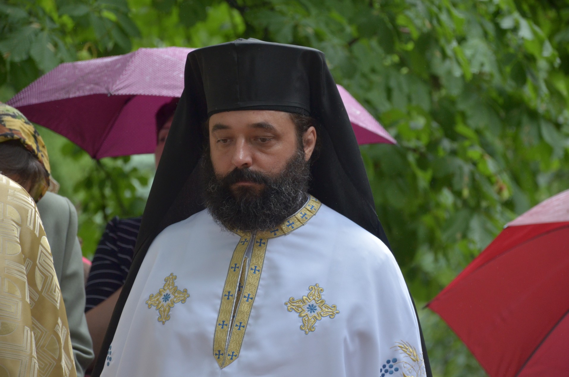 Sfinții Români, sărbătoriți la Mănăstirea Bucium prin Liturghie arhierească