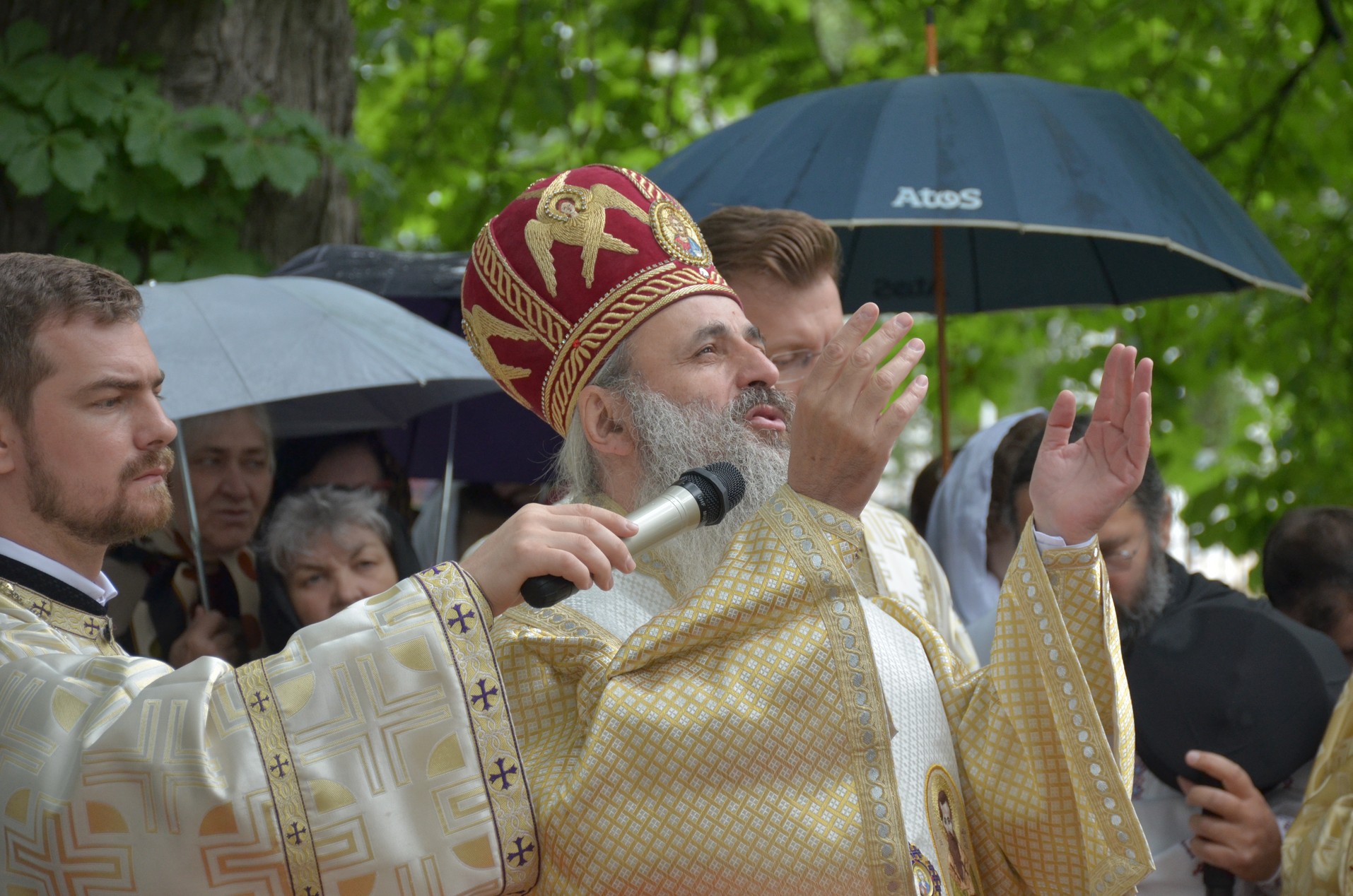 Sfinții Români, sărbătoriți la Mănăstirea Bucium prin Liturghie arhierească