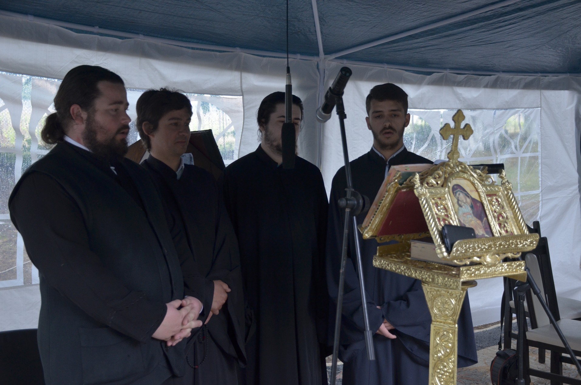 Sfinții Români, sărbătoriți la Mănăstirea Bucium prin Liturghie arhierească