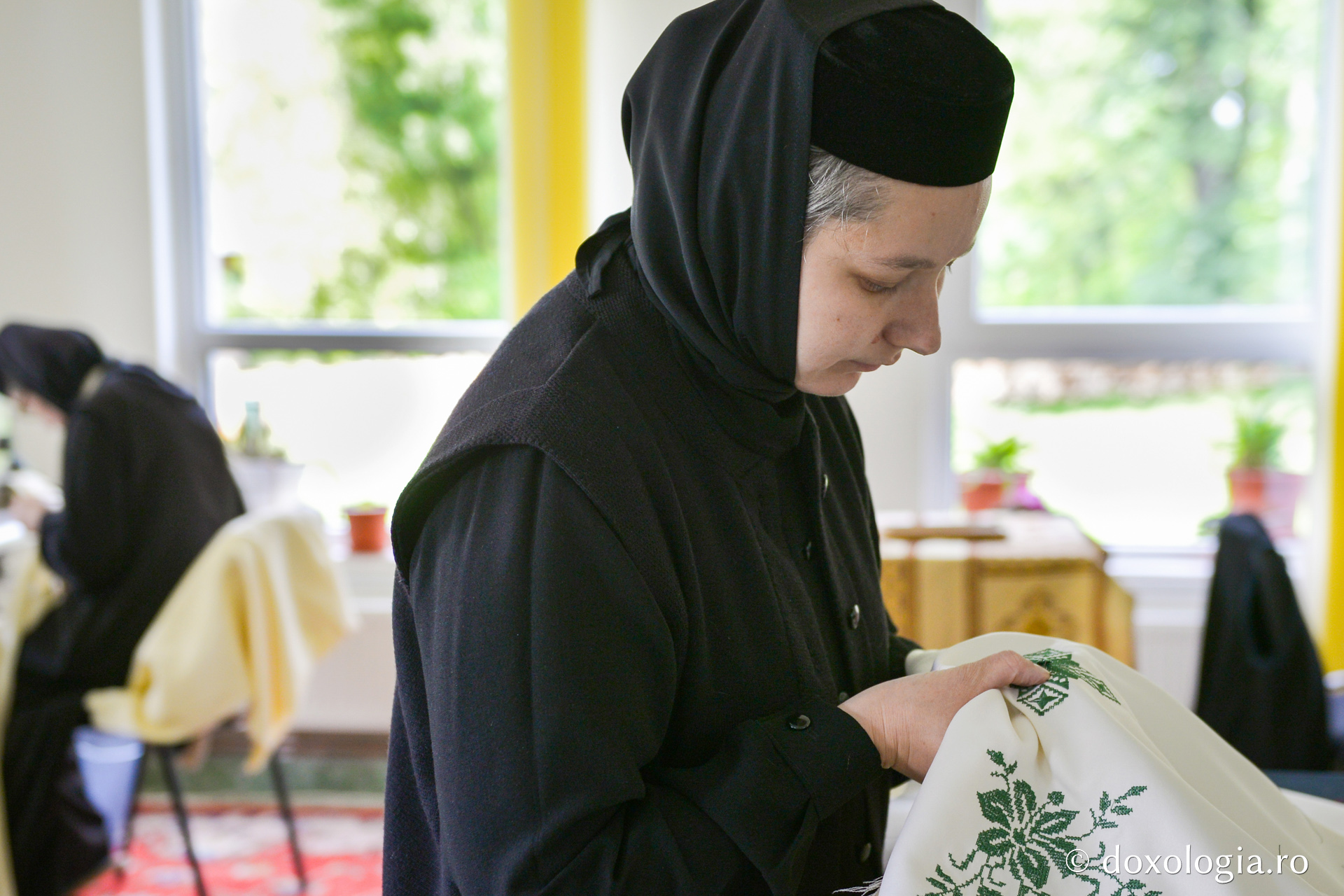 (Foto) Ascultări în mănăstiri – la atelierul de croitorie