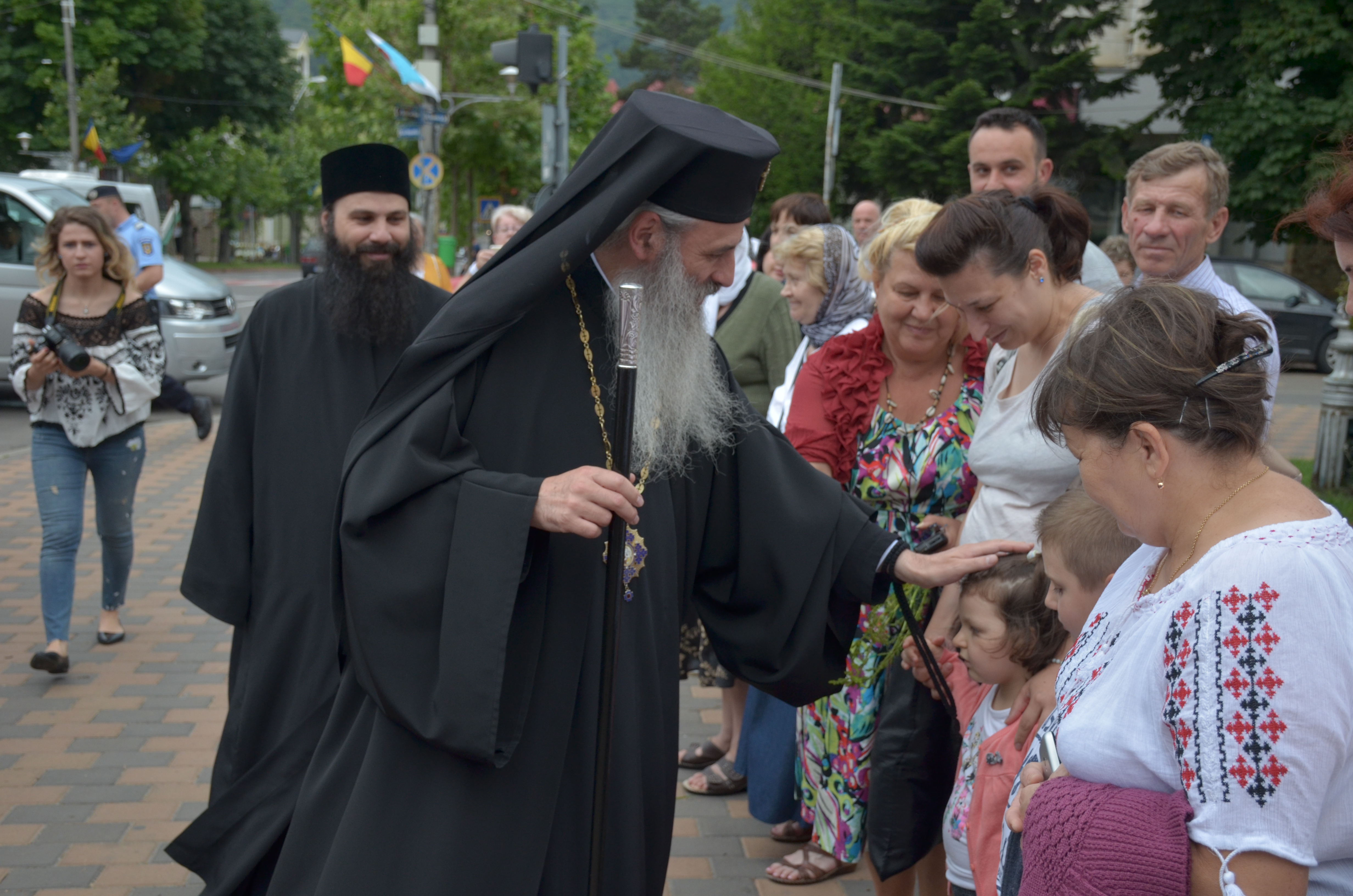 Procesiune cu sfinte moaște la Piatra Neamț, cu ocazia sărbătorii Nașterea Sfântului Ioan Botezătorul Procesiune cu sfinte moaște la Piatra Neamț, cu ocazia sărbătorii Nașterea Sfântului Ioan Botezătorul