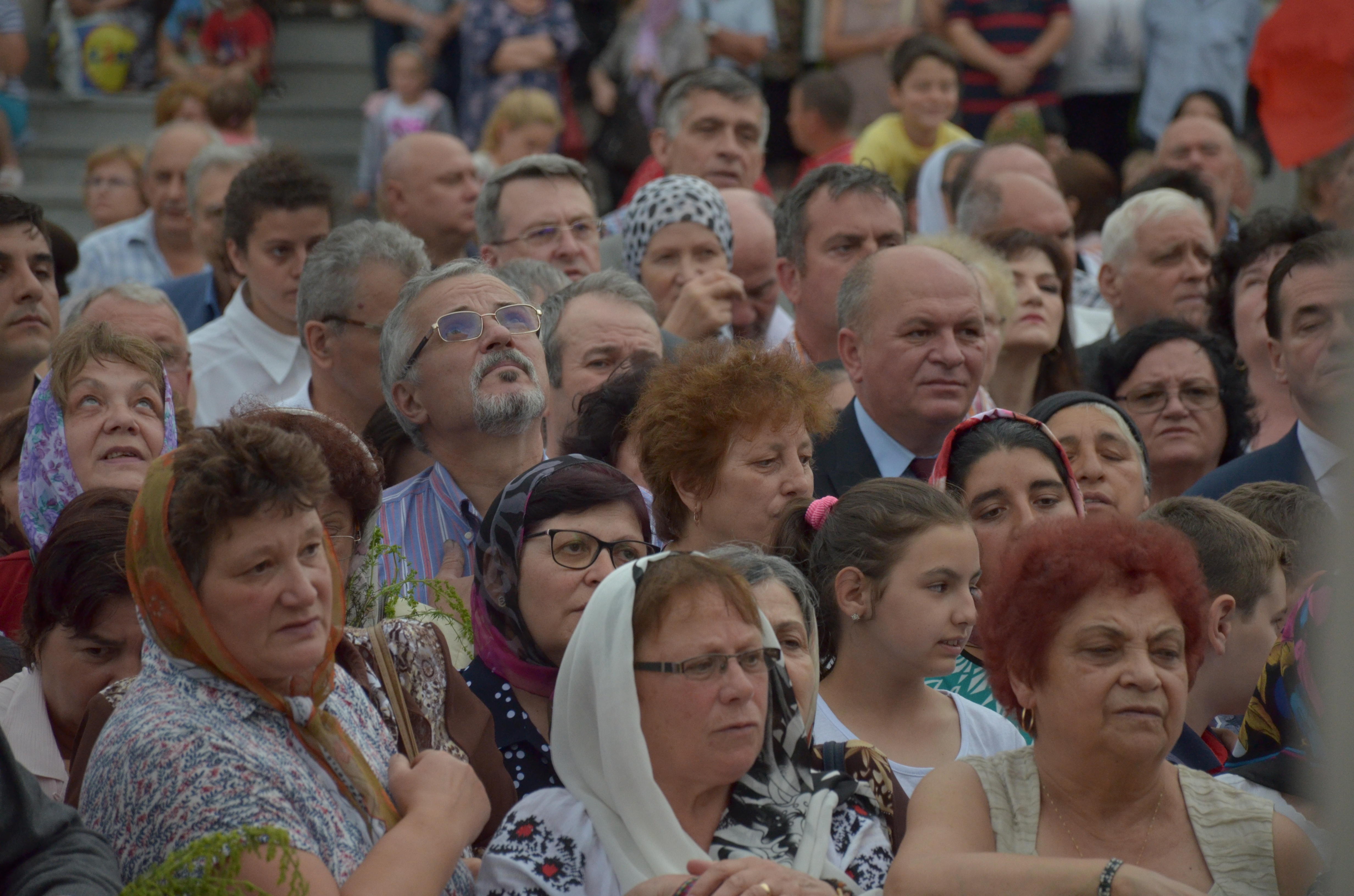 Procesiune cu sfinte moaște la Piatra Neamț, cu ocazia sărbătorii Nașterea Sfântului Ioan Botezătorul Procesiune cu sfinte moaște la Piatra Neamț, cu ocazia sărbătorii Nașterea Sfântului Ioan Botezătorul