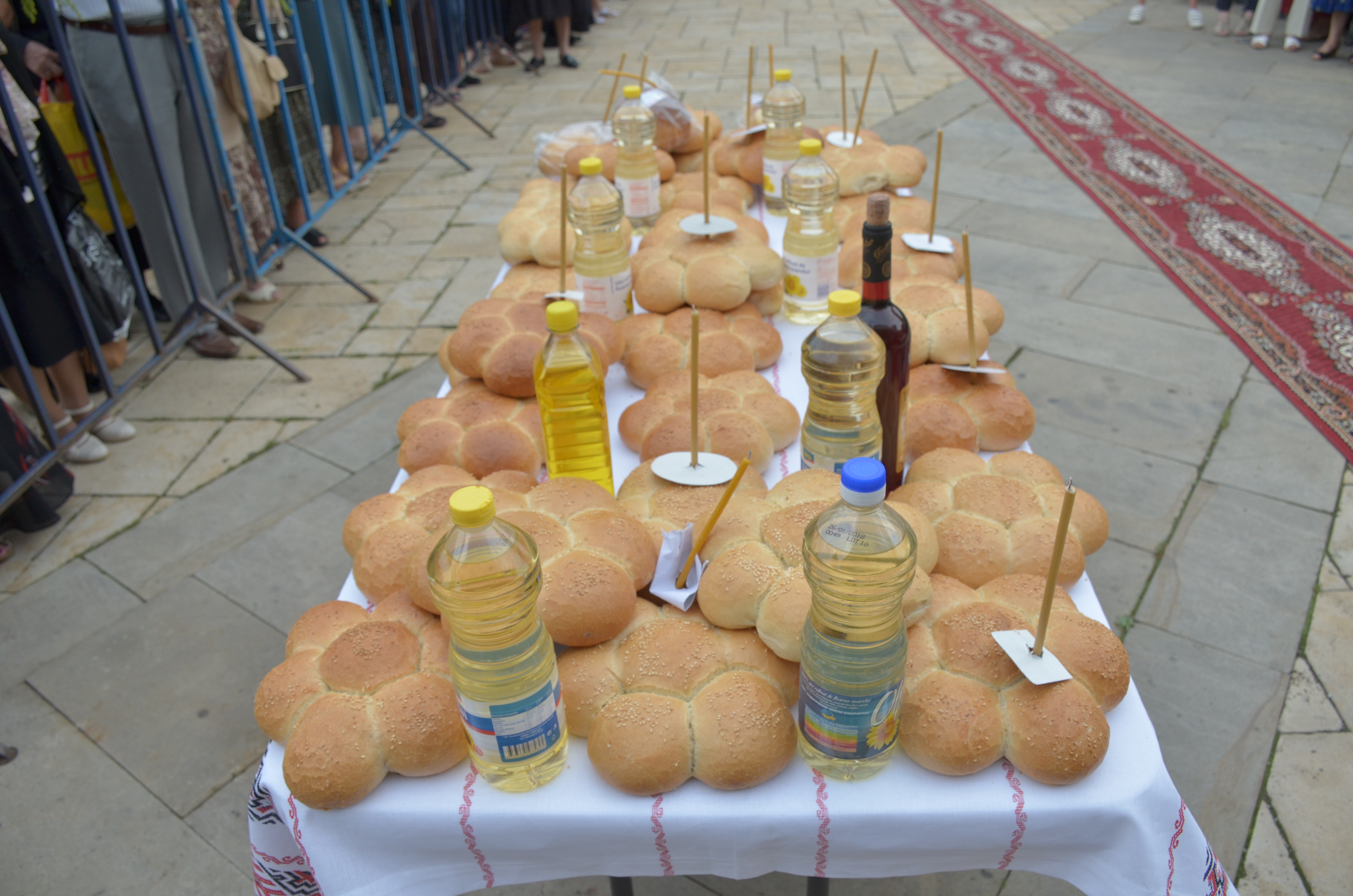 Procesiune cu sfinte moaște la Piatra Neamț, cu ocazia sărbătorii Nașterea Sfântului Ioan Botezătorul Procesiune cu sfinte moaște la Piatra Neamț, cu ocazia sărbătorii Nașterea Sfântului Ioan Botezătorul