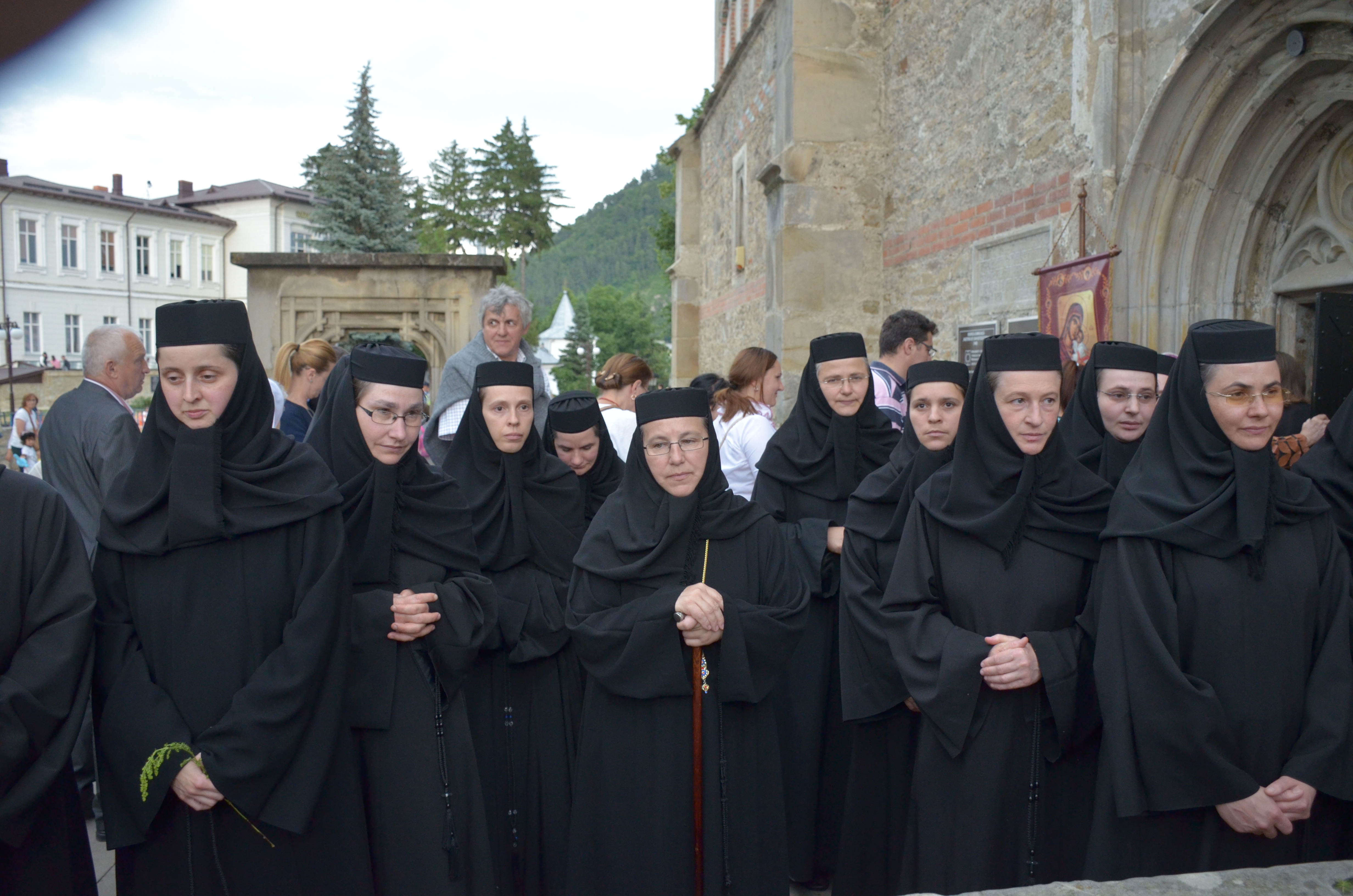 Procesiune cu sfinte moaște la Piatra Neamț, cu ocazia sărbătorii Nașterea Sfântului Ioan Botezătorul Procesiune cu sfinte moaște la Piatra Neamț, cu ocazia sărbătorii Nașterea Sfântului Ioan Botezătorul