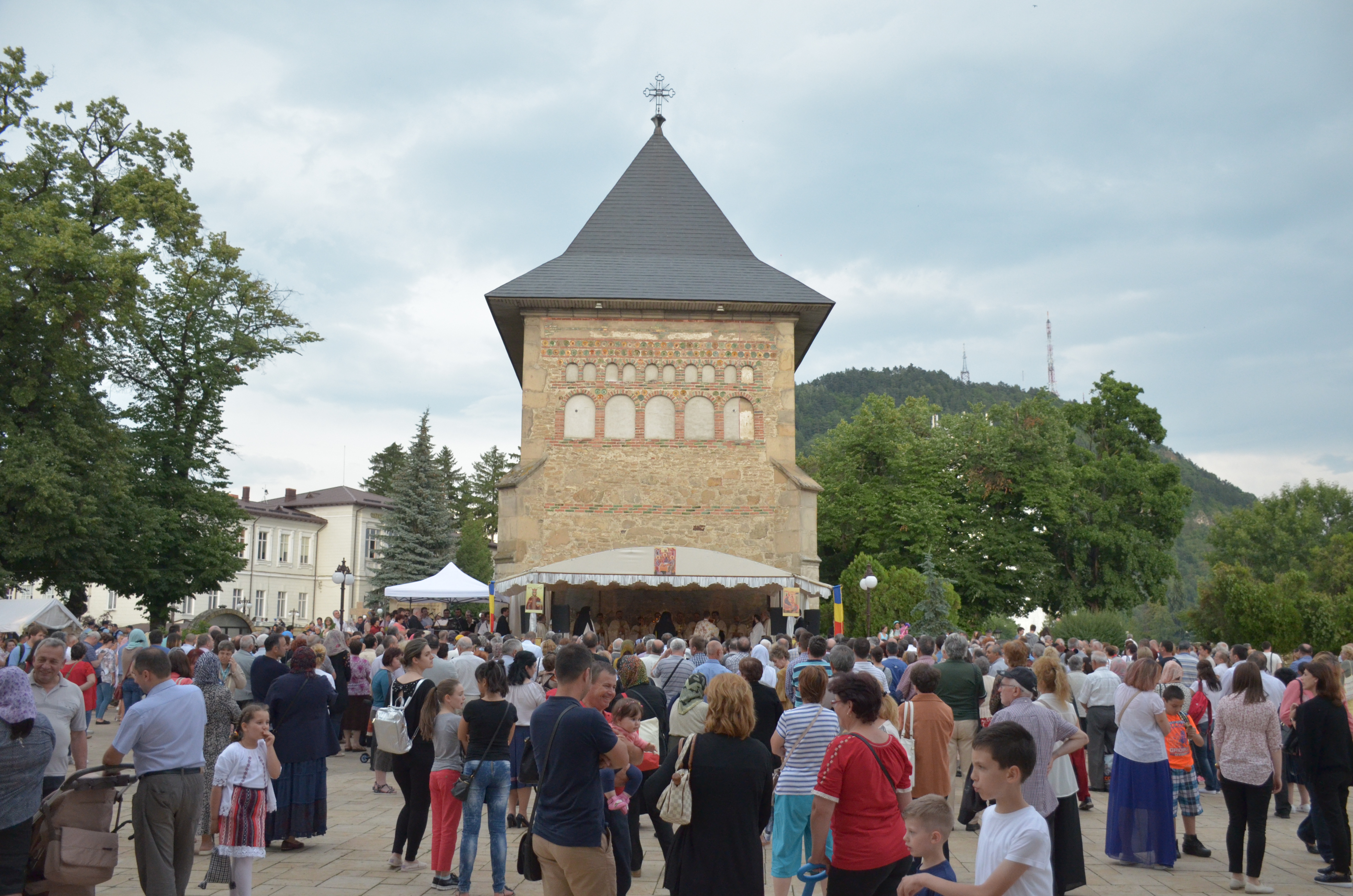 Procesiune cu sfinte moaște la Piatra Neamț, cu ocazia sărbătorii Nașterea Sfântului Ioan Botezătorul Procesiune cu sfinte moaște la Piatra Neamț, cu ocazia sărbătorii Nașterea Sfântului Ioan Botezătorul
