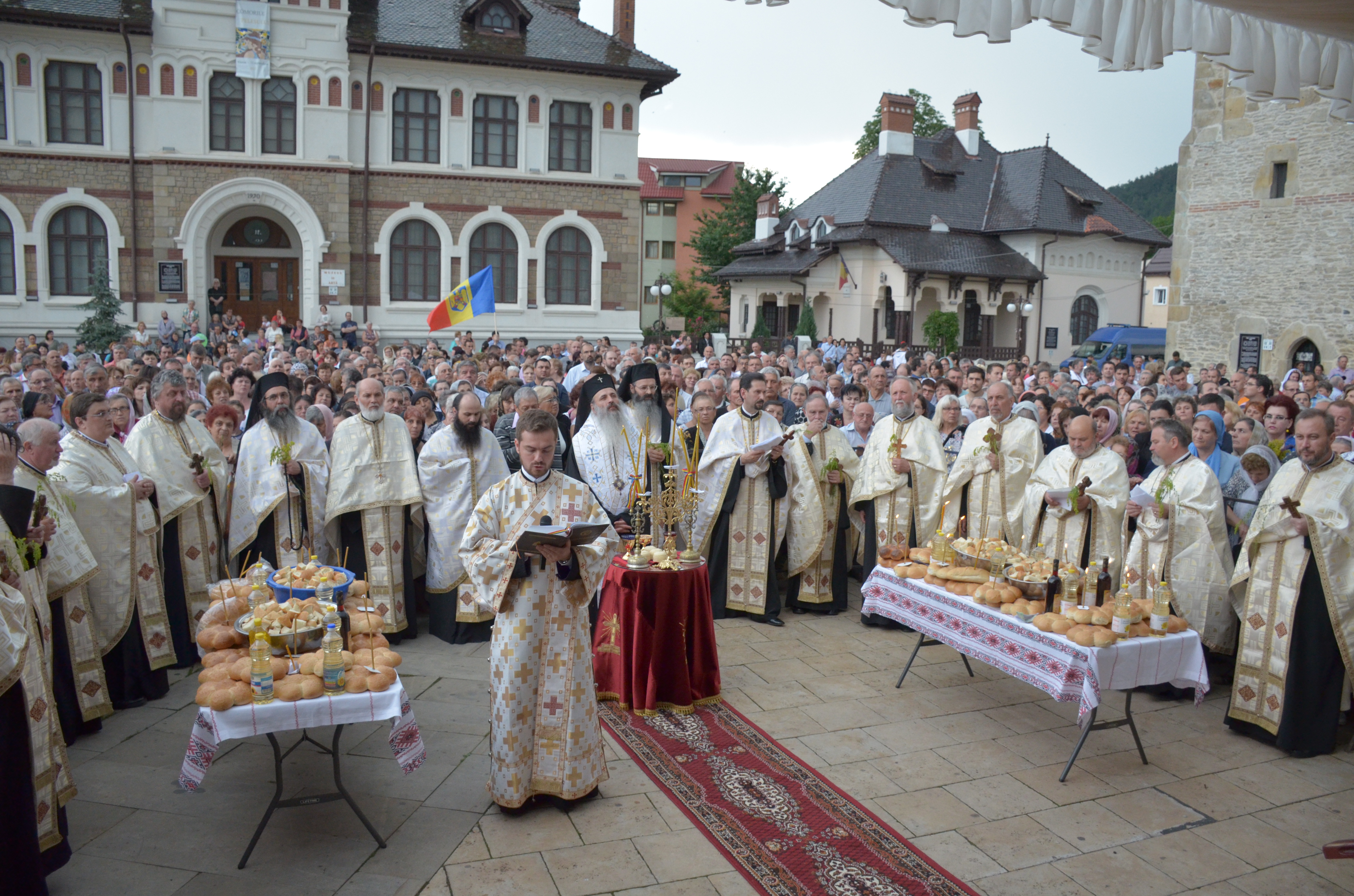 Procesiune cu sfinte moaște la Piatra Neamț, cu ocazia sărbătorii Nașterea Sfântului Ioan Botezătorul Procesiune cu sfinte moaște la Piatra Neamț, cu ocazia sărbătorii Nașterea Sfântului Ioan Botezătorul
