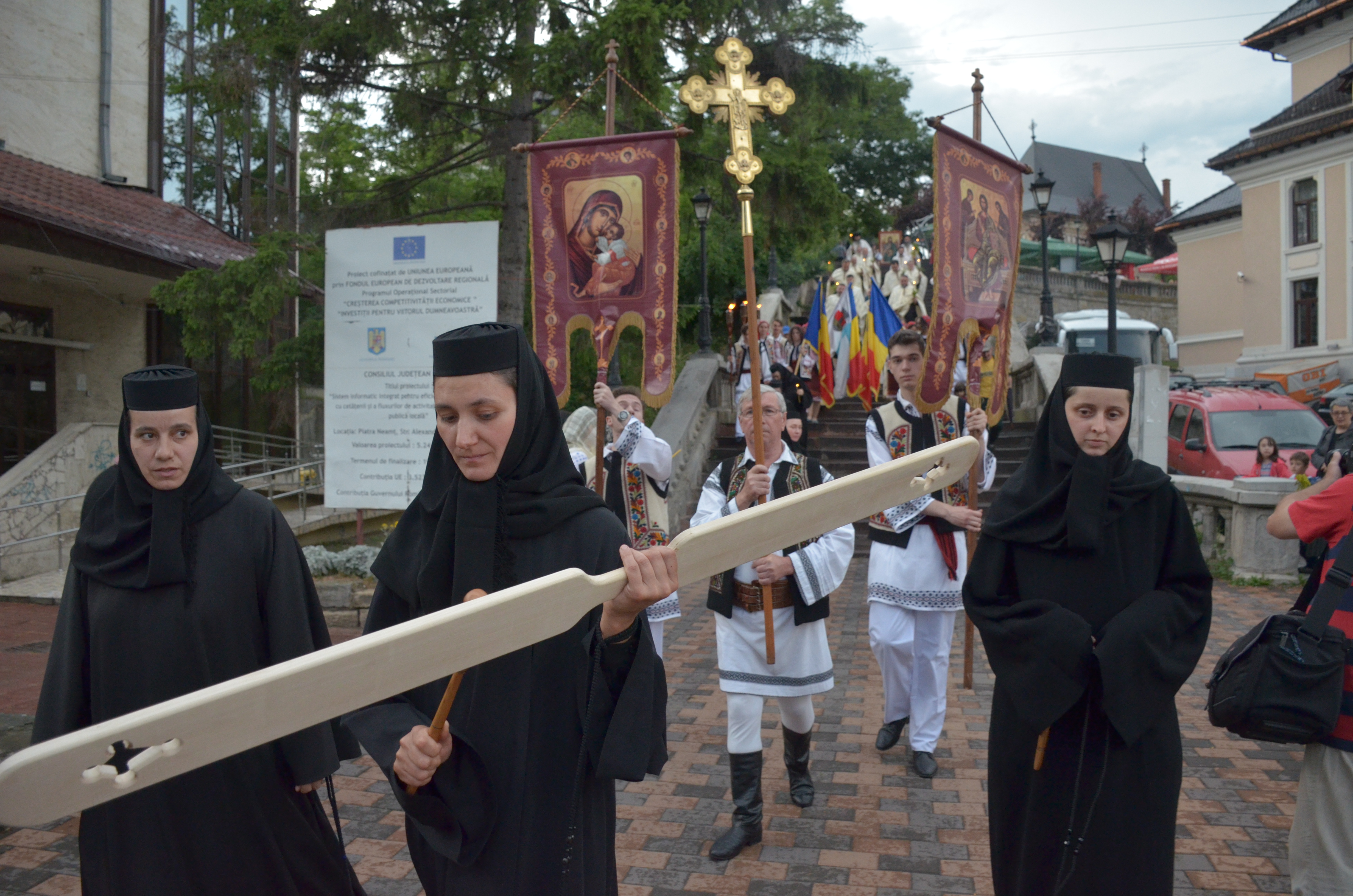 Procesiune cu sfinte moaște la Piatra Neamț, cu ocazia sărbătorii Nașterea Sfântului Ioan Botezătorul Procesiune cu sfinte moaște la Piatra Neamț, cu ocazia sărbătorii Nașterea Sfântului Ioan Botezătorul