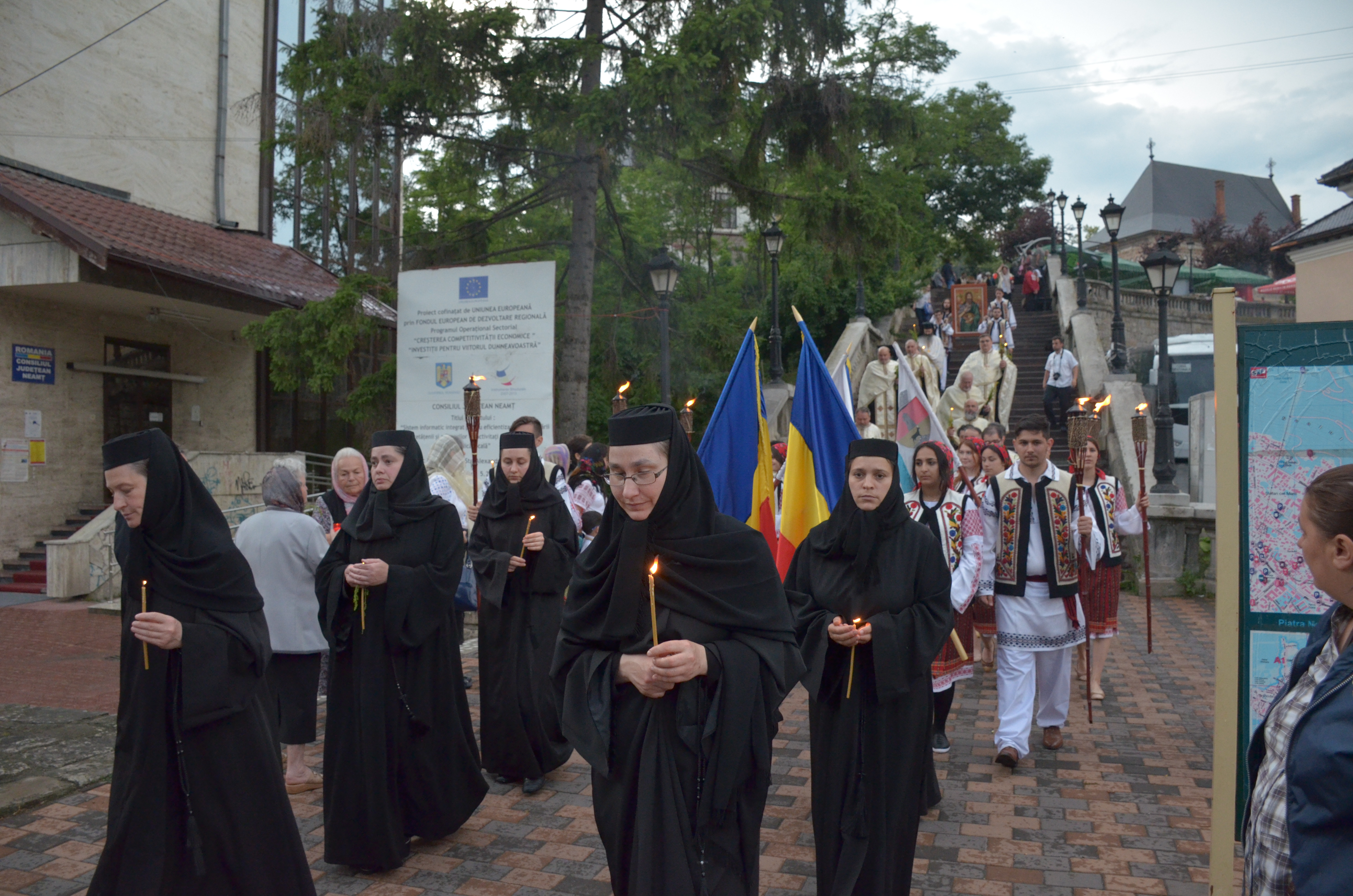 Procesiune cu sfinte moaște la Piatra Neamț, cu ocazia sărbătorii Nașterea Sfântului Ioan Botezătorul Procesiune cu sfinte moaște la Piatra Neamț, cu ocazia sărbătorii Nașterea Sfântului Ioan Botezătorul