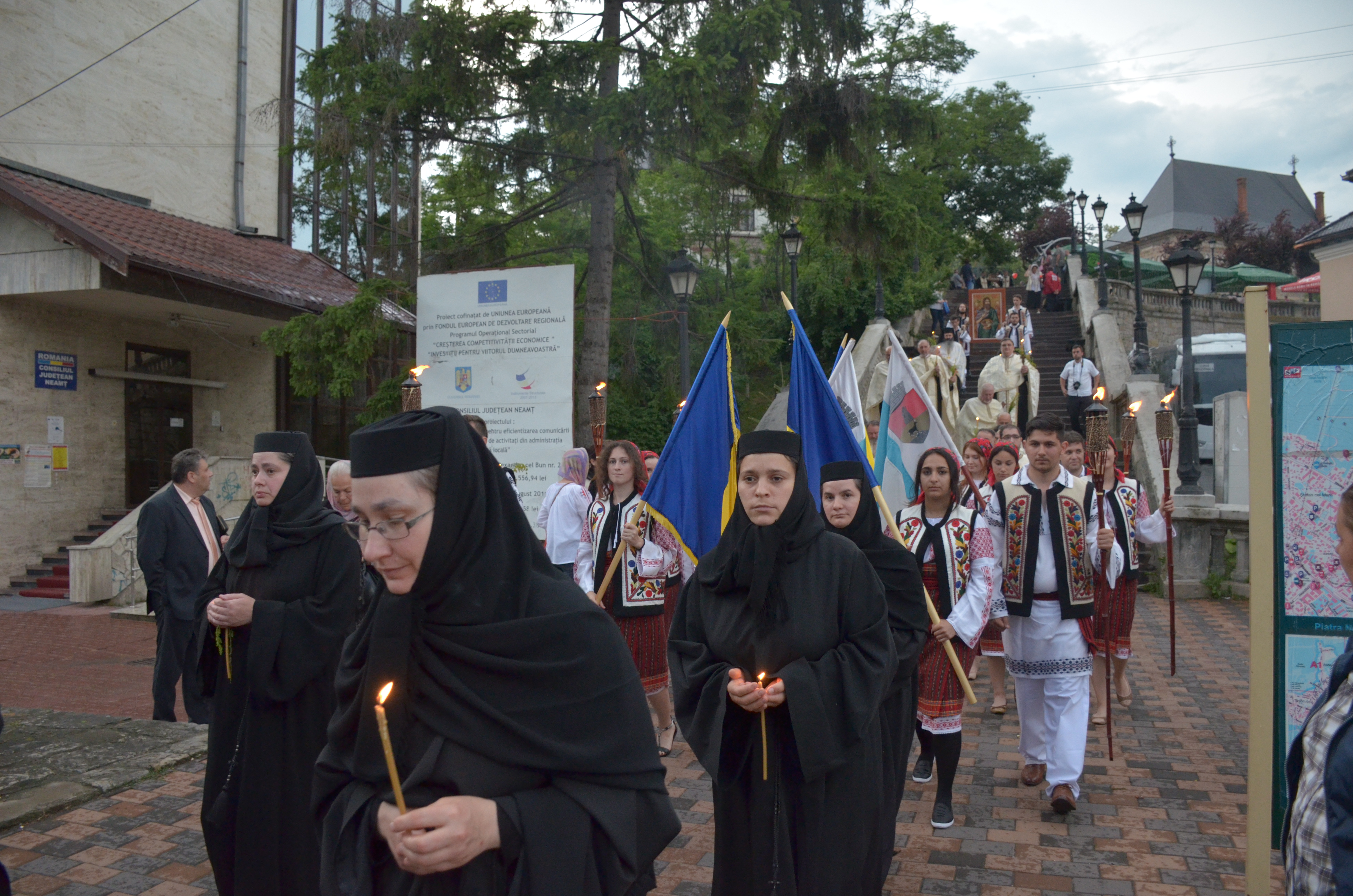 Procesiune cu sfinte moaște la Piatra Neamț, cu ocazia sărbătorii Nașterea Sfântului Ioan Botezătorul Procesiune cu sfinte moaște la Piatra Neamț, cu ocazia sărbătorii Nașterea Sfântului Ioan Botezătorul