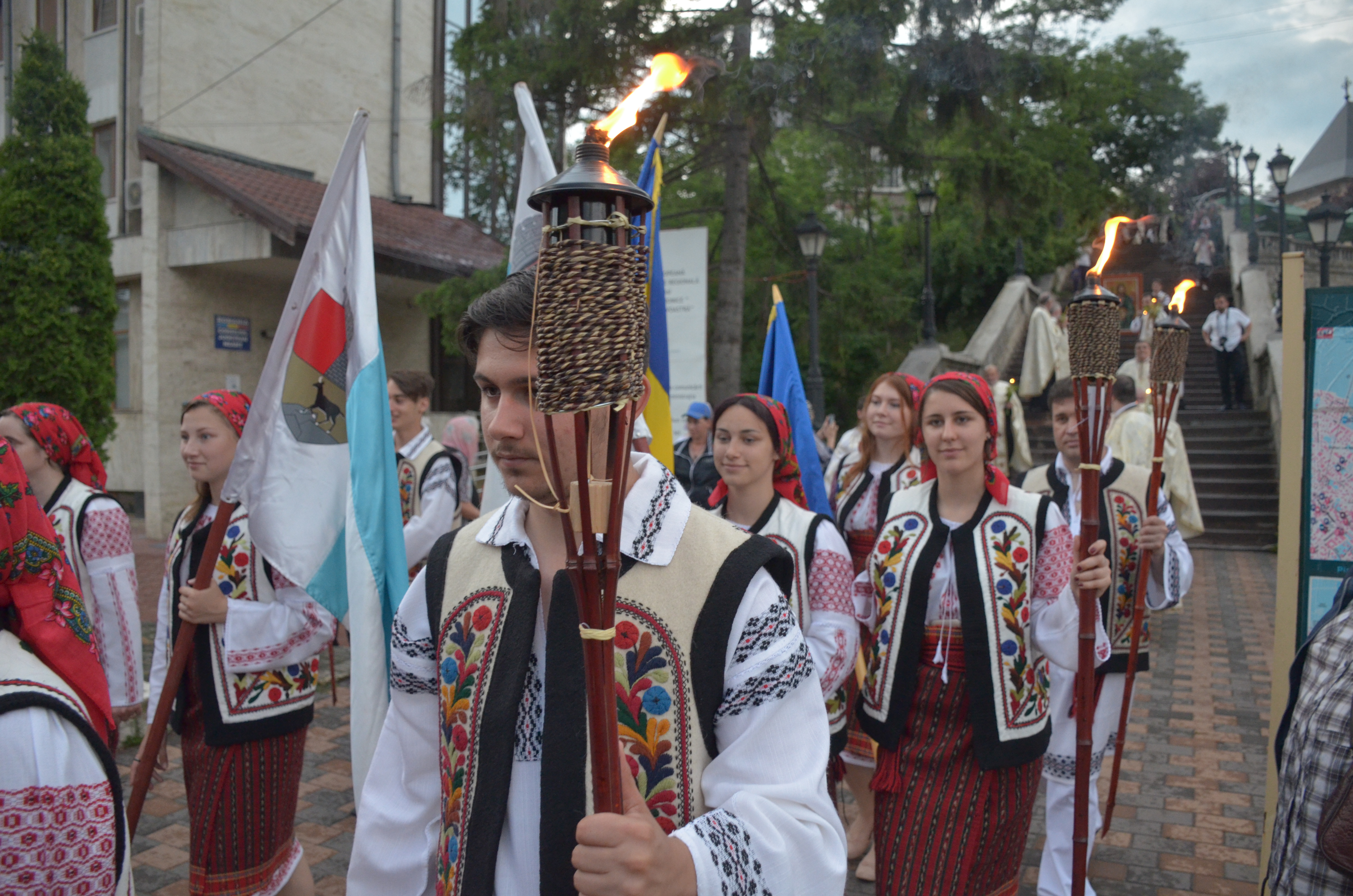 Procesiune cu sfinte moaște la Piatra Neamț, cu ocazia sărbătorii Nașterea Sfântului Ioan Botezătorul Procesiune cu sfinte moaște la Piatra Neamț, cu ocazia sărbătorii Nașterea Sfântului Ioan Botezătorul