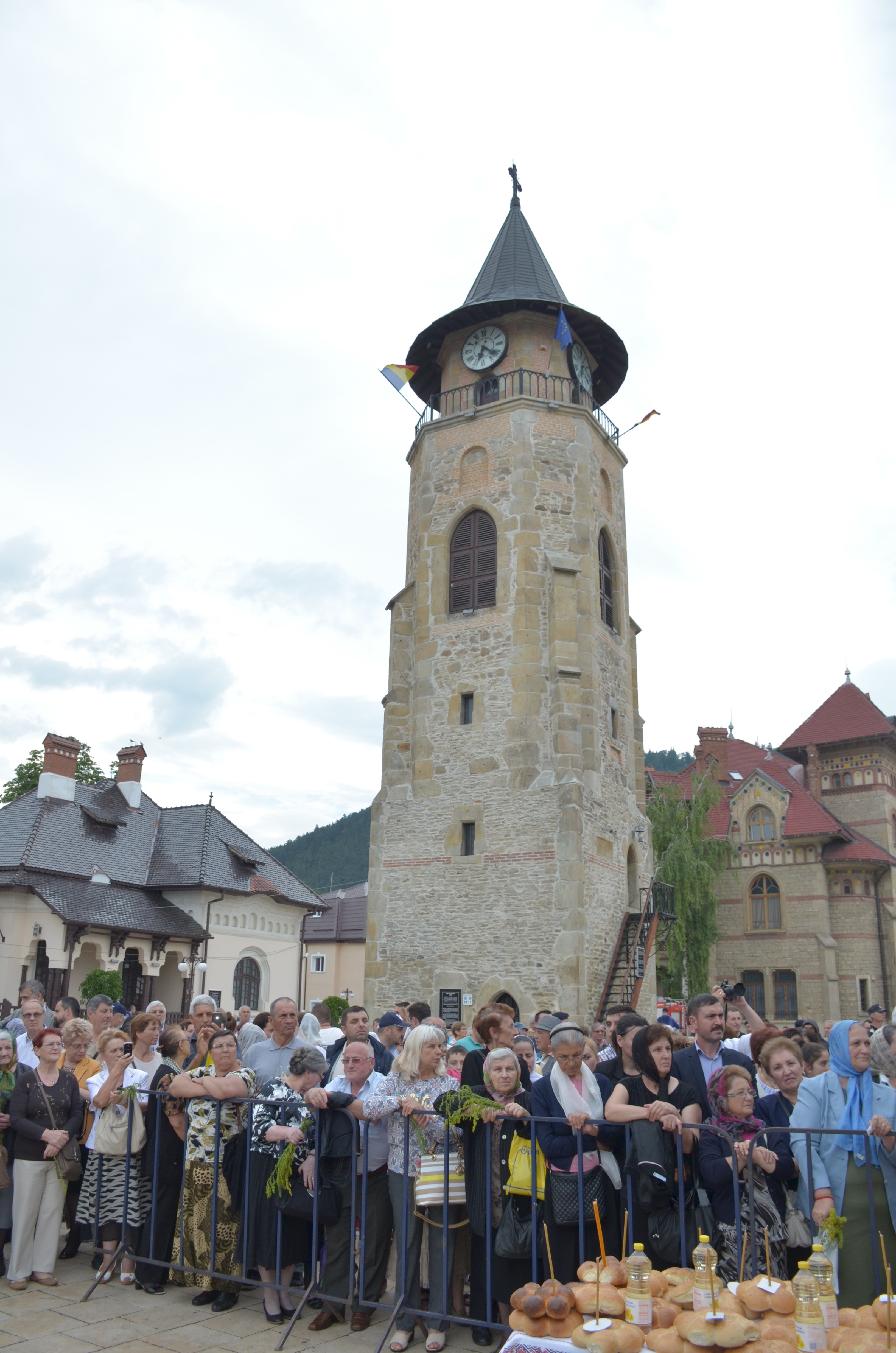 Procesiune cu sfinte moaște la Piatra Neamț, cu ocazia sărbătorii Nașterea Sfântului Ioan Botezătorul Procesiune cu sfinte moaște la Piatra Neamț, cu ocazia sărbătorii Nașterea Sfântului Ioan Botezătorul
