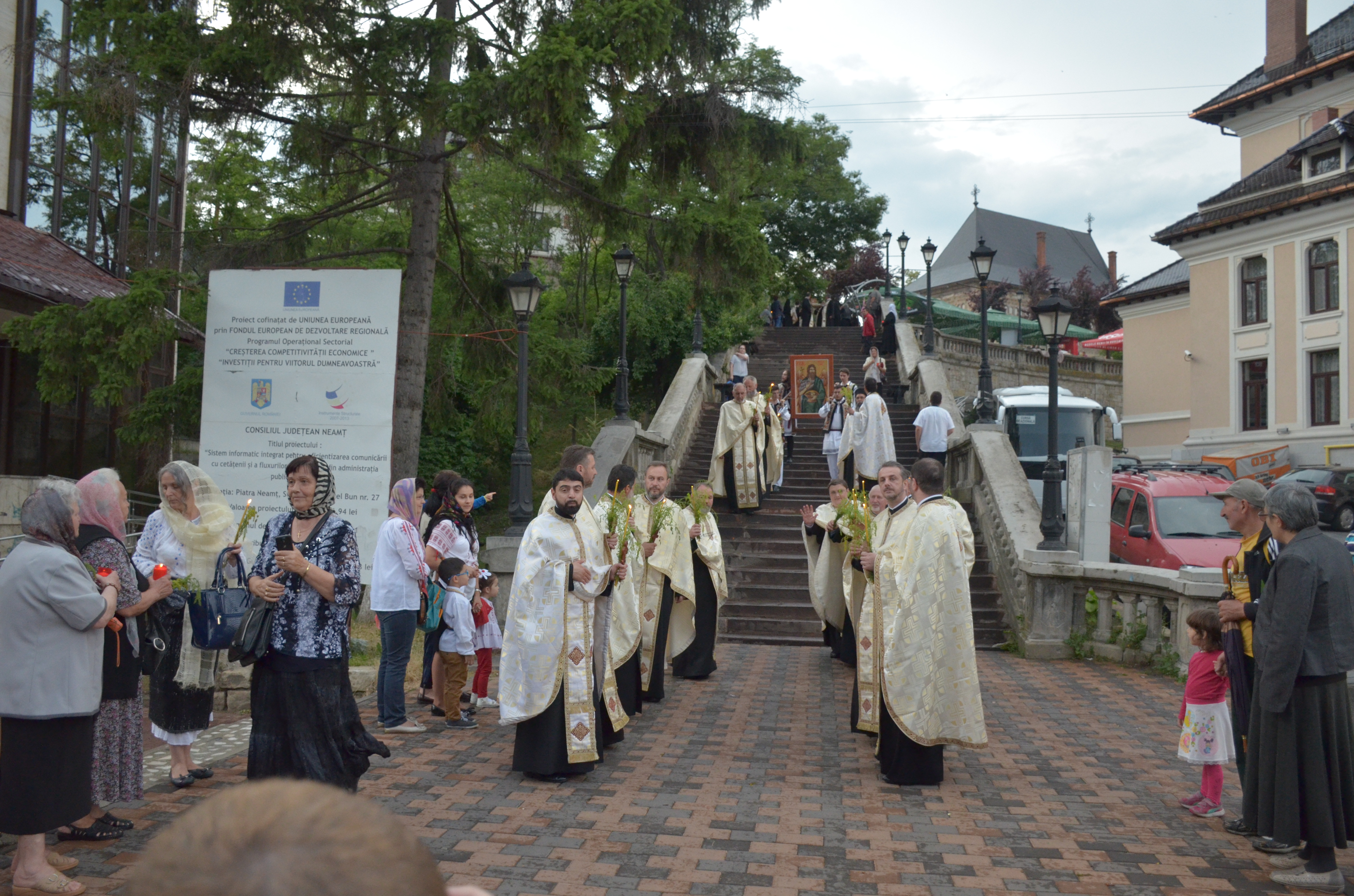Procesiune cu sfinte moaște la Piatra Neamț, cu ocazia sărbătorii Nașterea Sfântului Ioan Botezătorul Procesiune cu sfinte moaște la Piatra Neamț, cu ocazia sărbătorii Nașterea Sfântului Ioan Botezătorul