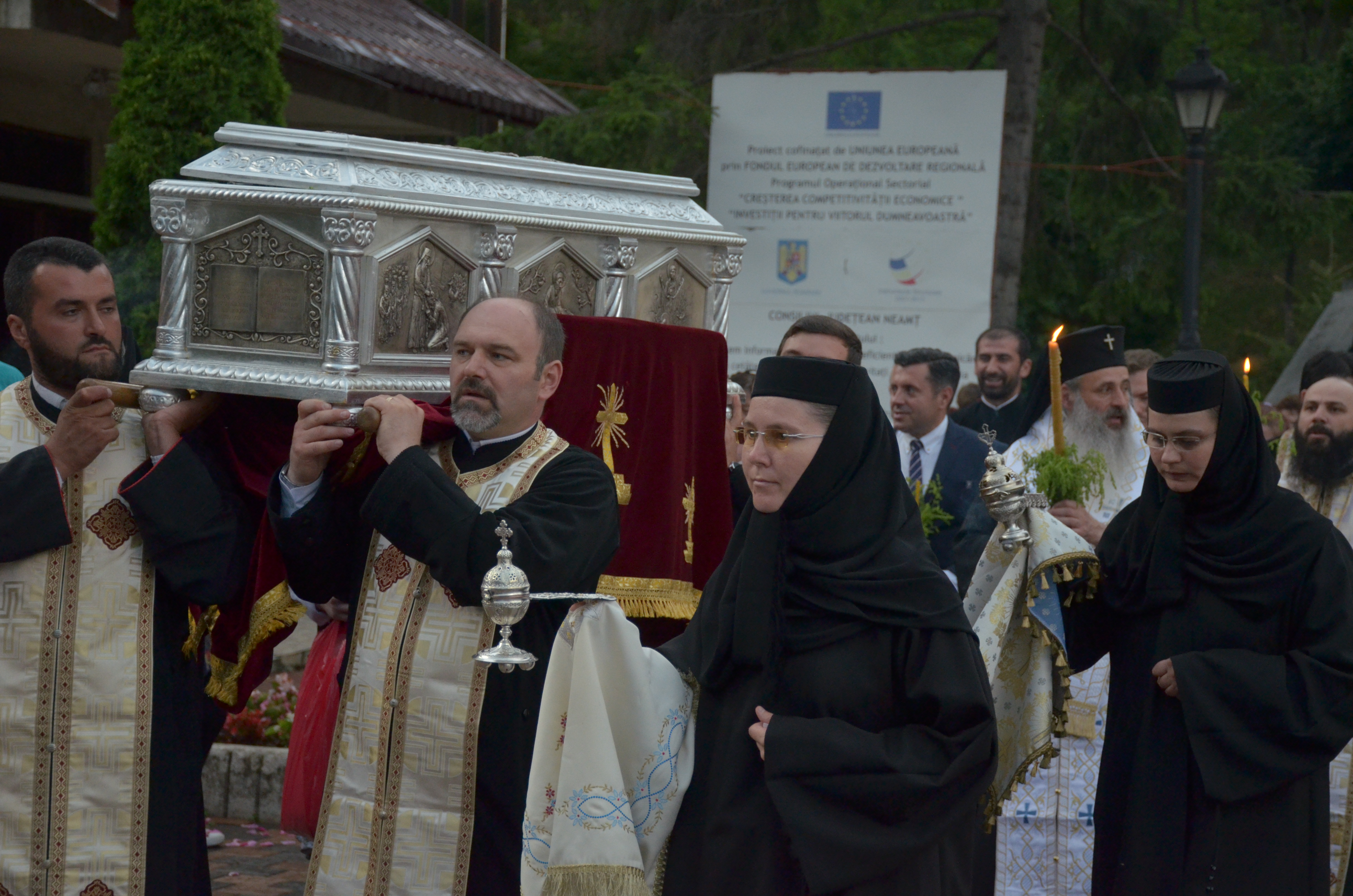 Procesiune cu sfinte moaște la Piatra Neamț, cu ocazia sărbătorii Nașterea Sfântului Ioan Botezătorul Procesiune cu sfinte moaște la Piatra Neamț, cu ocazia sărbătorii Nașterea Sfântului Ioan Botezătorul