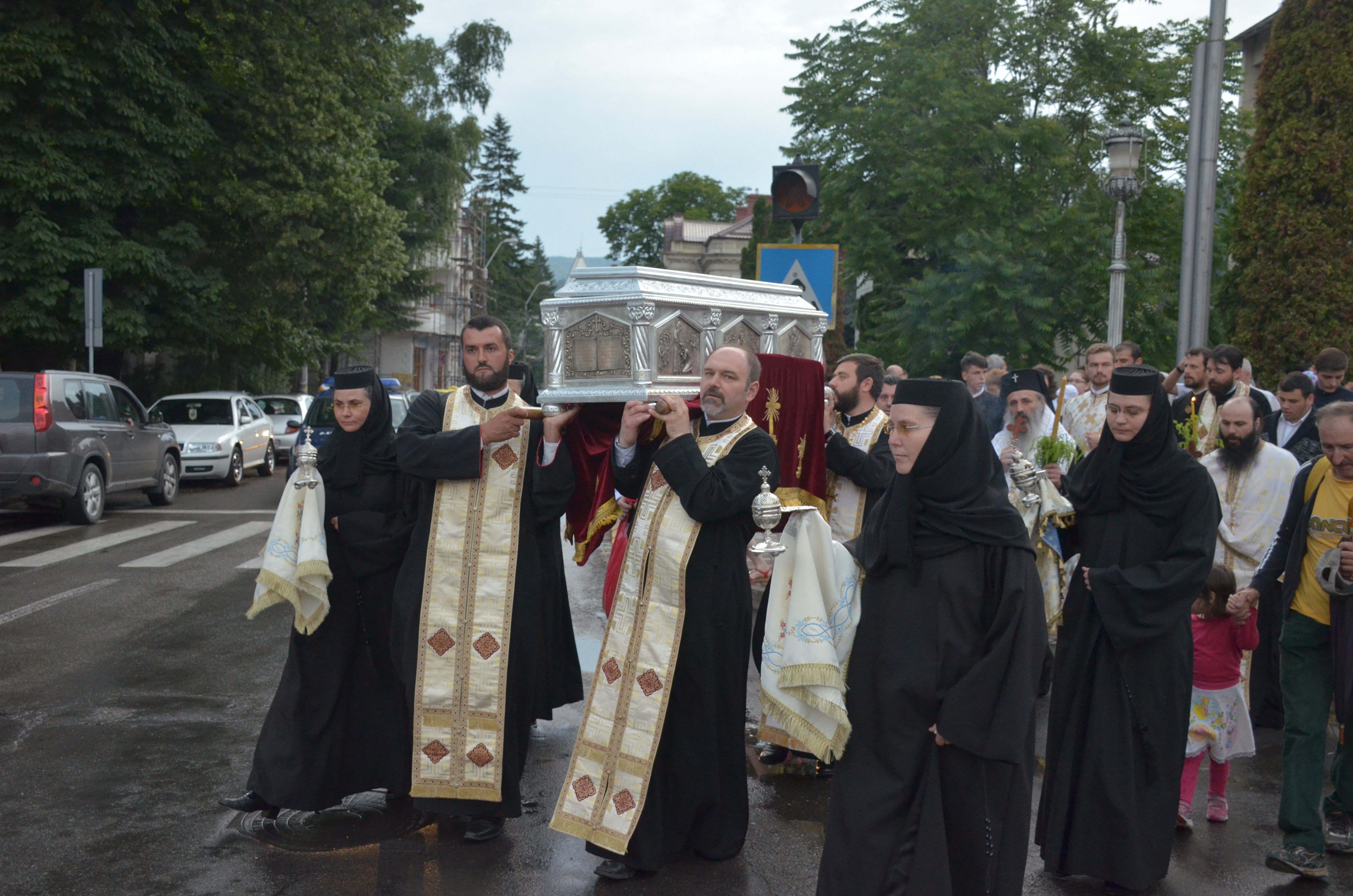 Procesiune cu sfinte moaște la Piatra Neamț, cu ocazia sărbătorii Nașterea Sfântului Ioan Botezătorul Procesiune cu sfinte moaște la Piatra Neamț, cu ocazia sărbătorii Nașterea Sfântului Ioan Botezătorul