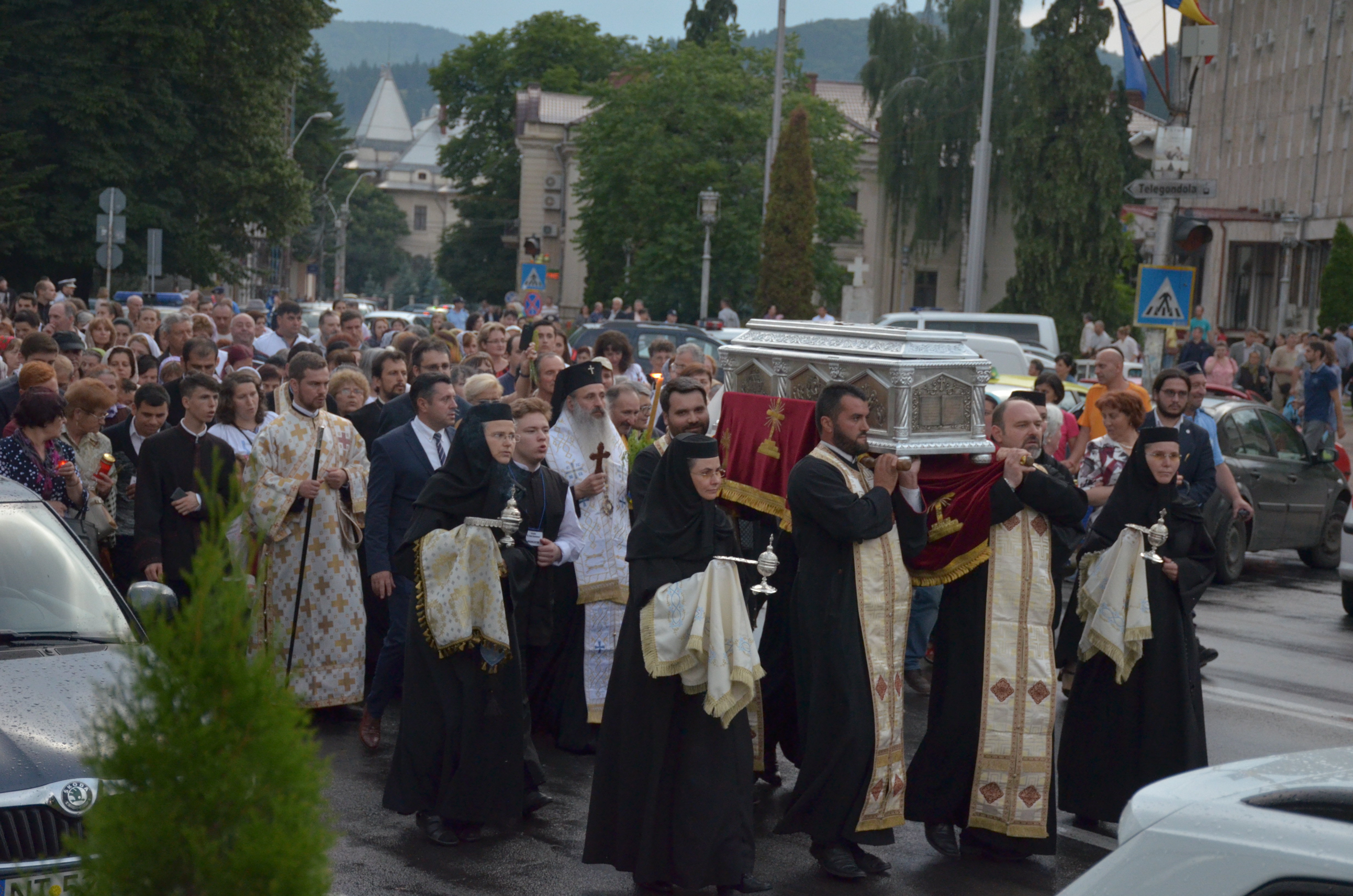 Procesiune cu sfinte moaște la Piatra Neamț, cu ocazia sărbătorii Nașterea Sfântului Ioan Botezătorul Procesiune cu sfinte moaște la Piatra Neamț, cu ocazia sărbătorii Nașterea Sfântului Ioan Botezătorul
