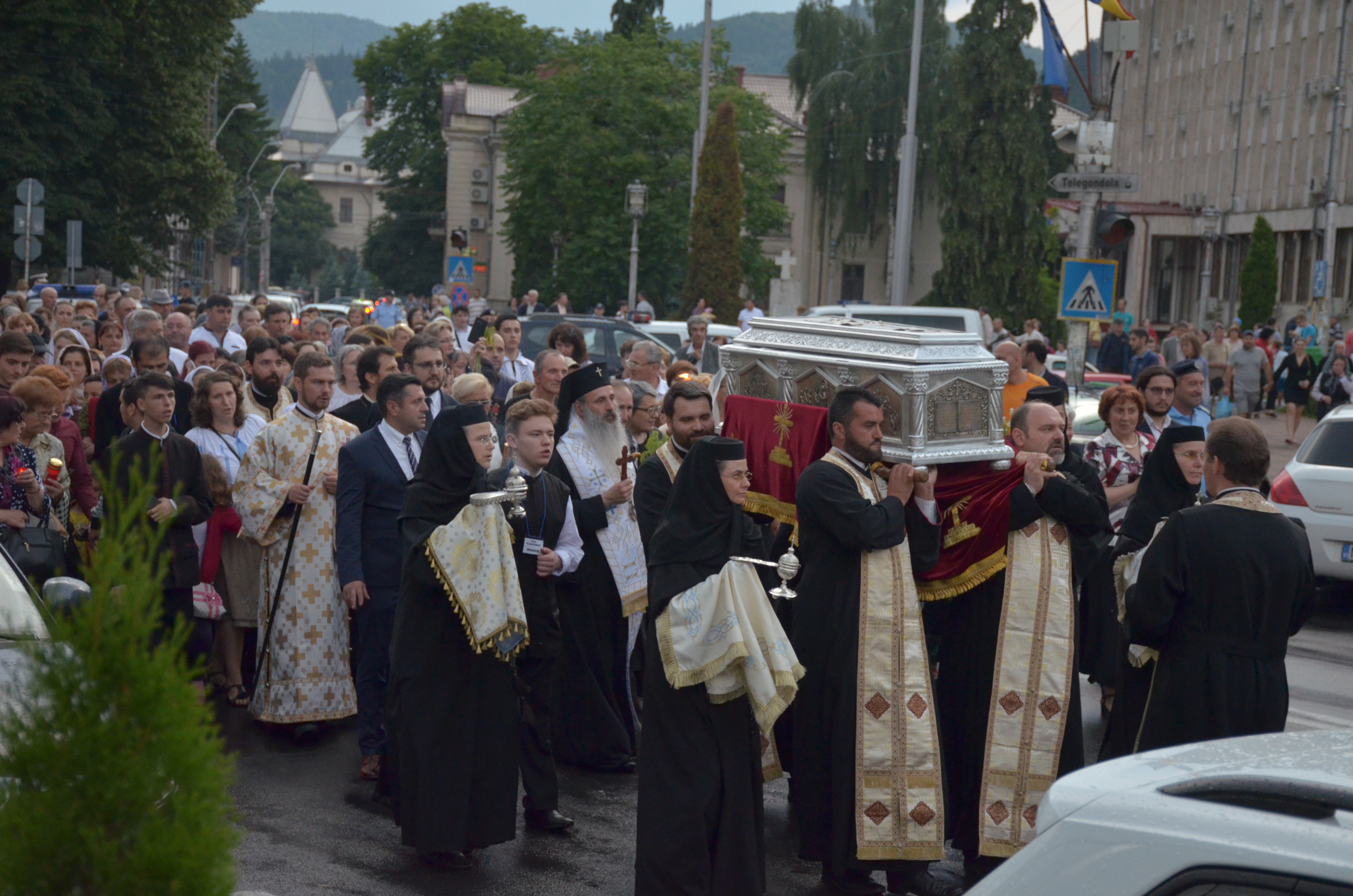 Procesiune cu sfinte moaște la Piatra Neamț, cu ocazia sărbătorii Nașterea Sfântului Ioan Botezătorul Procesiune cu sfinte moaște la Piatra Neamț, cu ocazia sărbătorii Nașterea Sfântului Ioan Botezătorul