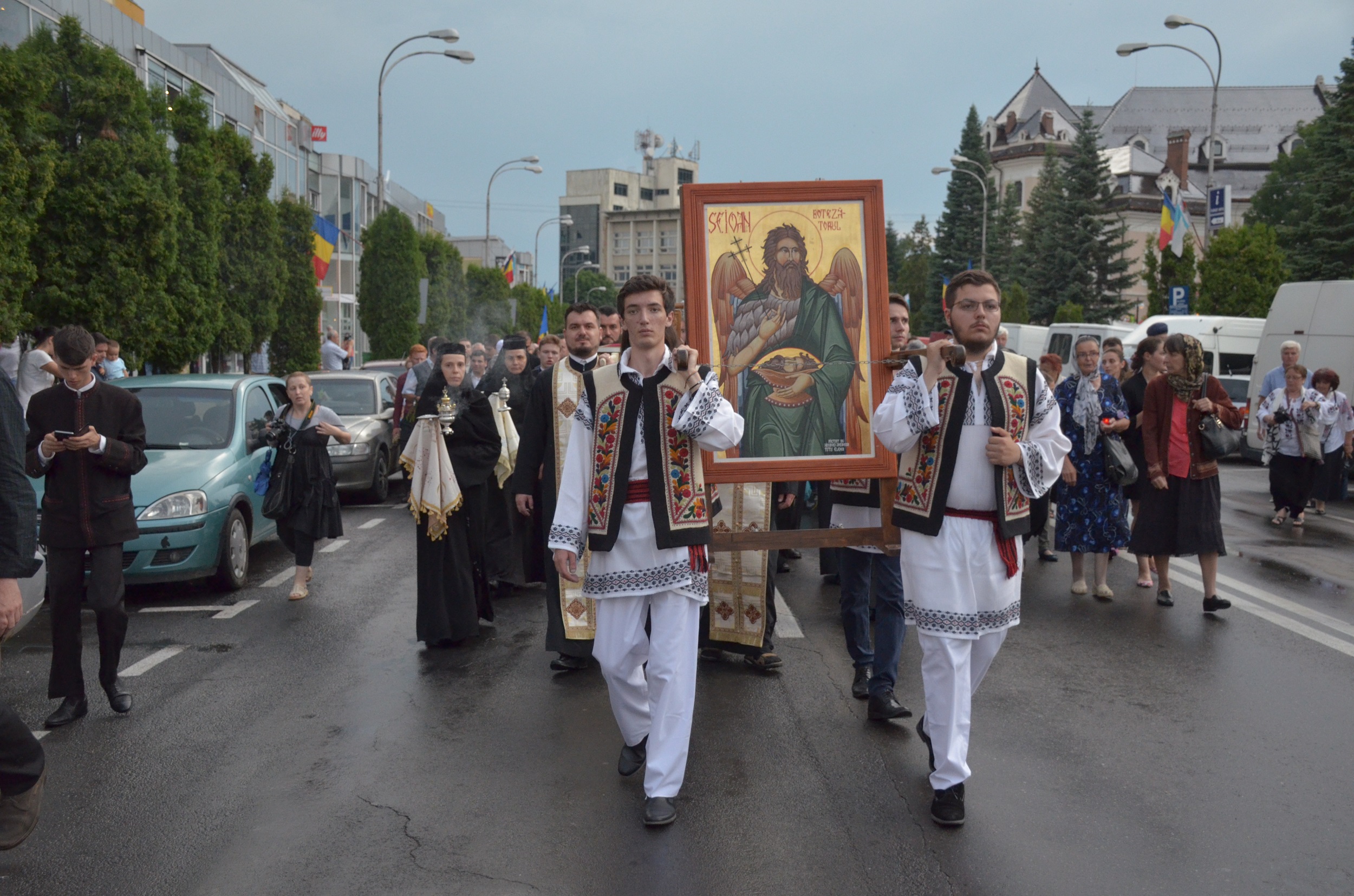 Procesiune cu sfinte moaște la Piatra Neamț, cu ocazia sărbătorii Nașterea Sfântului Ioan Botezătorul Procesiune cu sfinte moaște la Piatra Neamț, cu ocazia sărbătorii Nașterea Sfântului Ioan Botezătorul