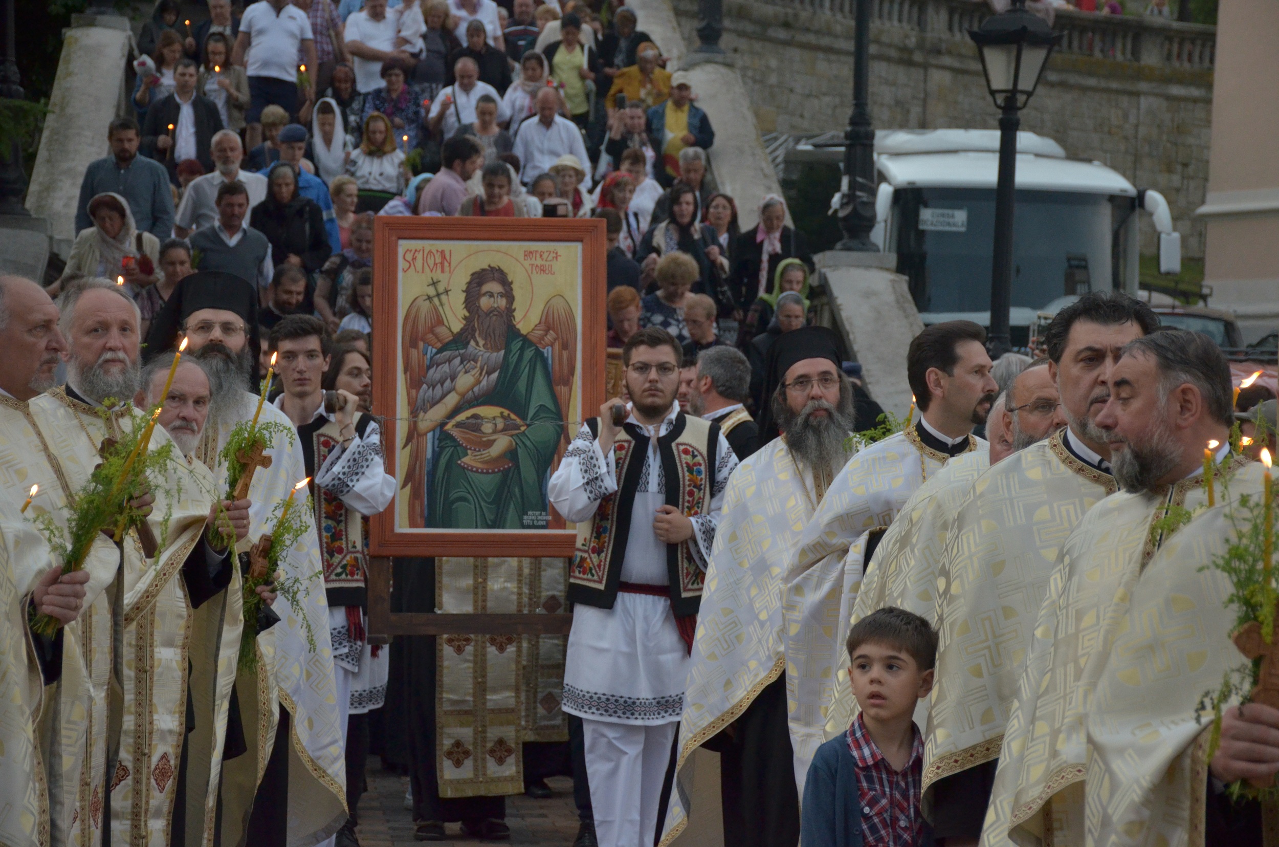 Procesiune cu sfinte moaște la Piatra Neamț, cu ocazia sărbătorii Nașterea Sfântului Ioan Botezătorul Procesiune cu sfinte moaște la Piatra Neamț, cu ocazia sărbătorii Nașterea Sfântului Ioan Botezătorul