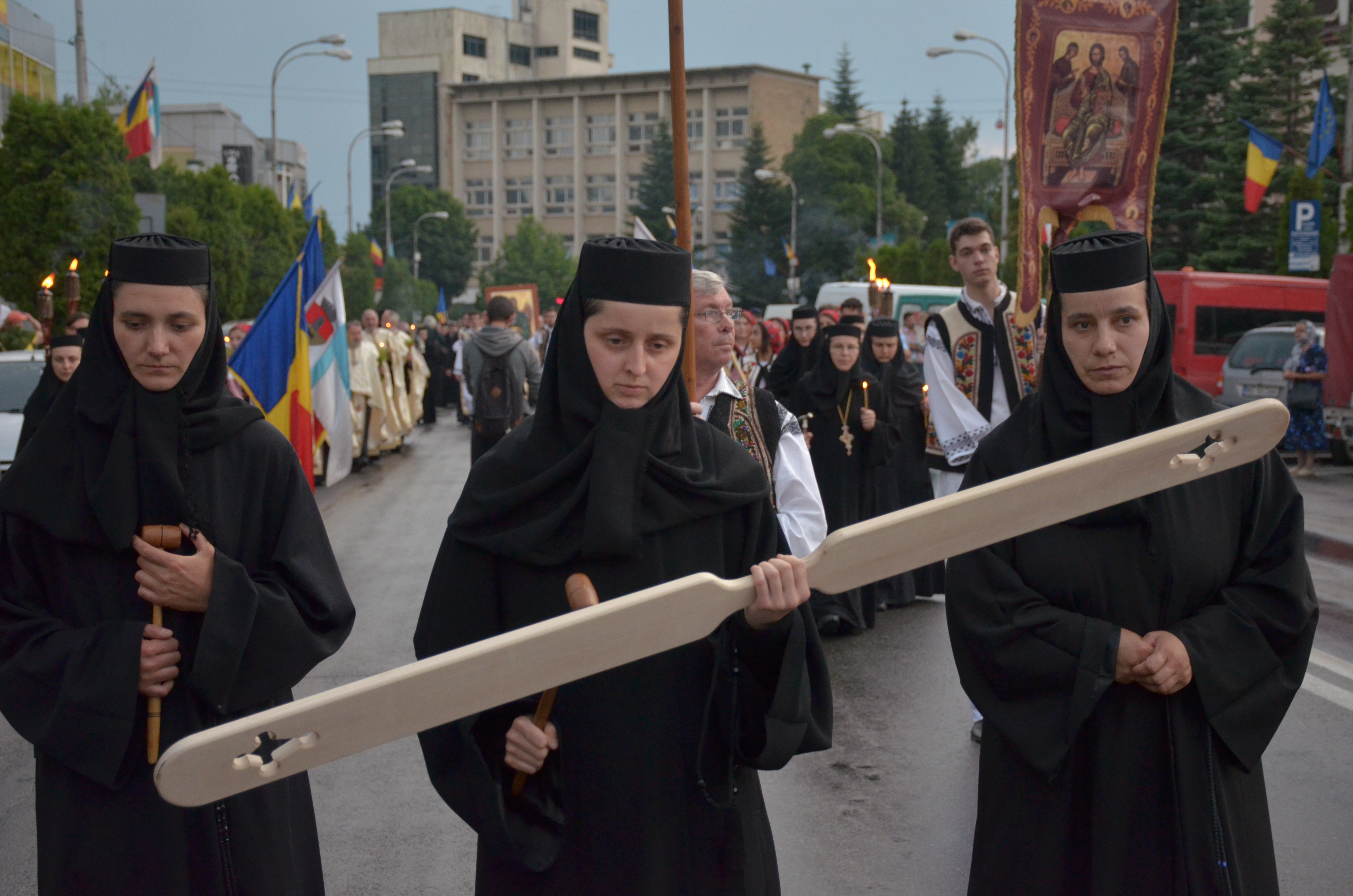 Procesiune cu sfinte moaște la Piatra Neamț, cu ocazia sărbătorii Nașterea Sfântului Ioan Botezătorul Procesiune cu sfinte moaște la Piatra Neamț, cu ocazia sărbătorii Nașterea Sfântului Ioan Botezătorul
