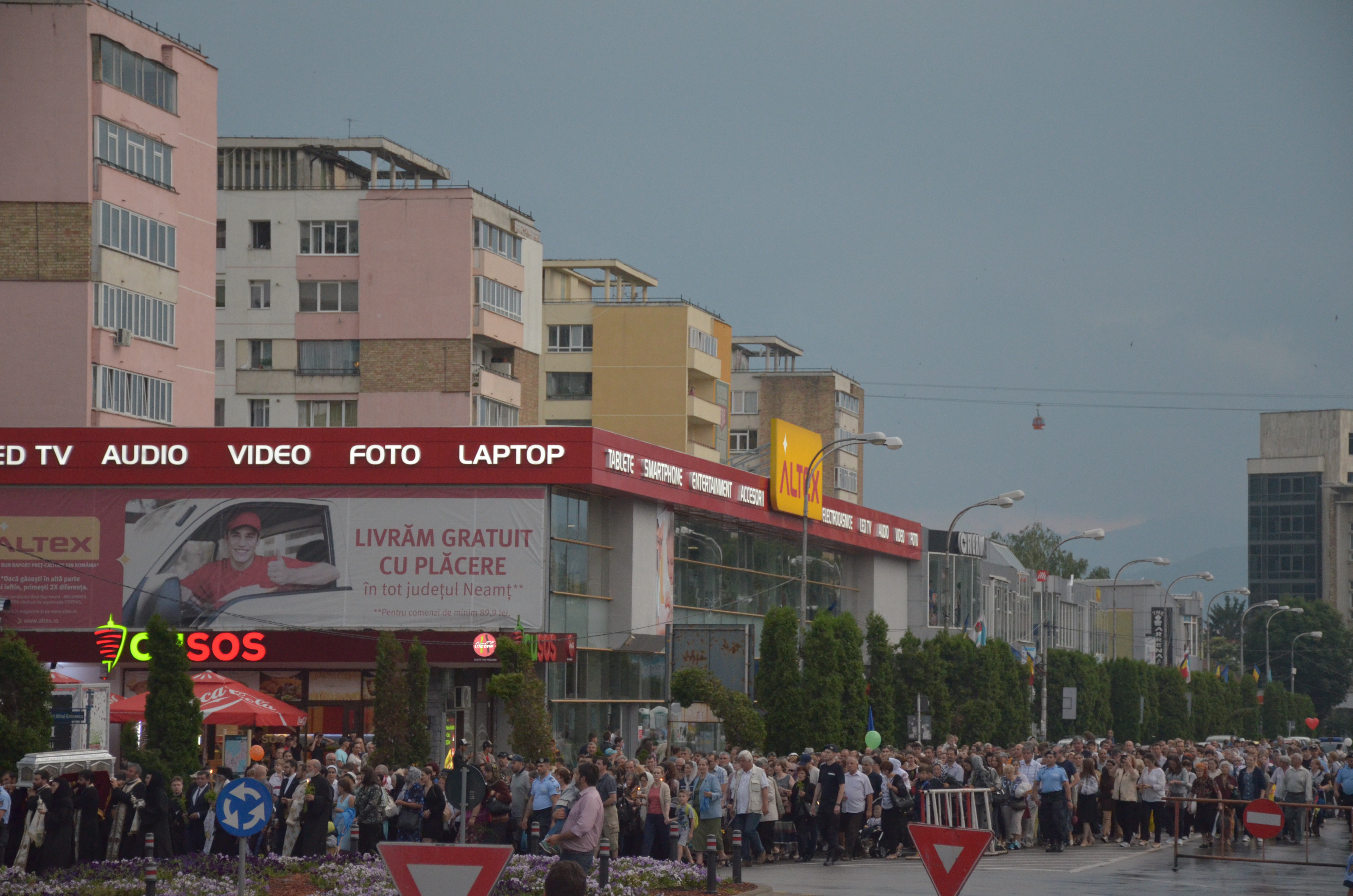 Procesiune cu sfinte moaște la Piatra Neamț, cu ocazia sărbătorii Nașterea Sfântului Ioan Botezătorul Procesiune cu sfinte moaște la Piatra Neamț, cu ocazia sărbătorii Nașterea Sfântului Ioan Botezătorul