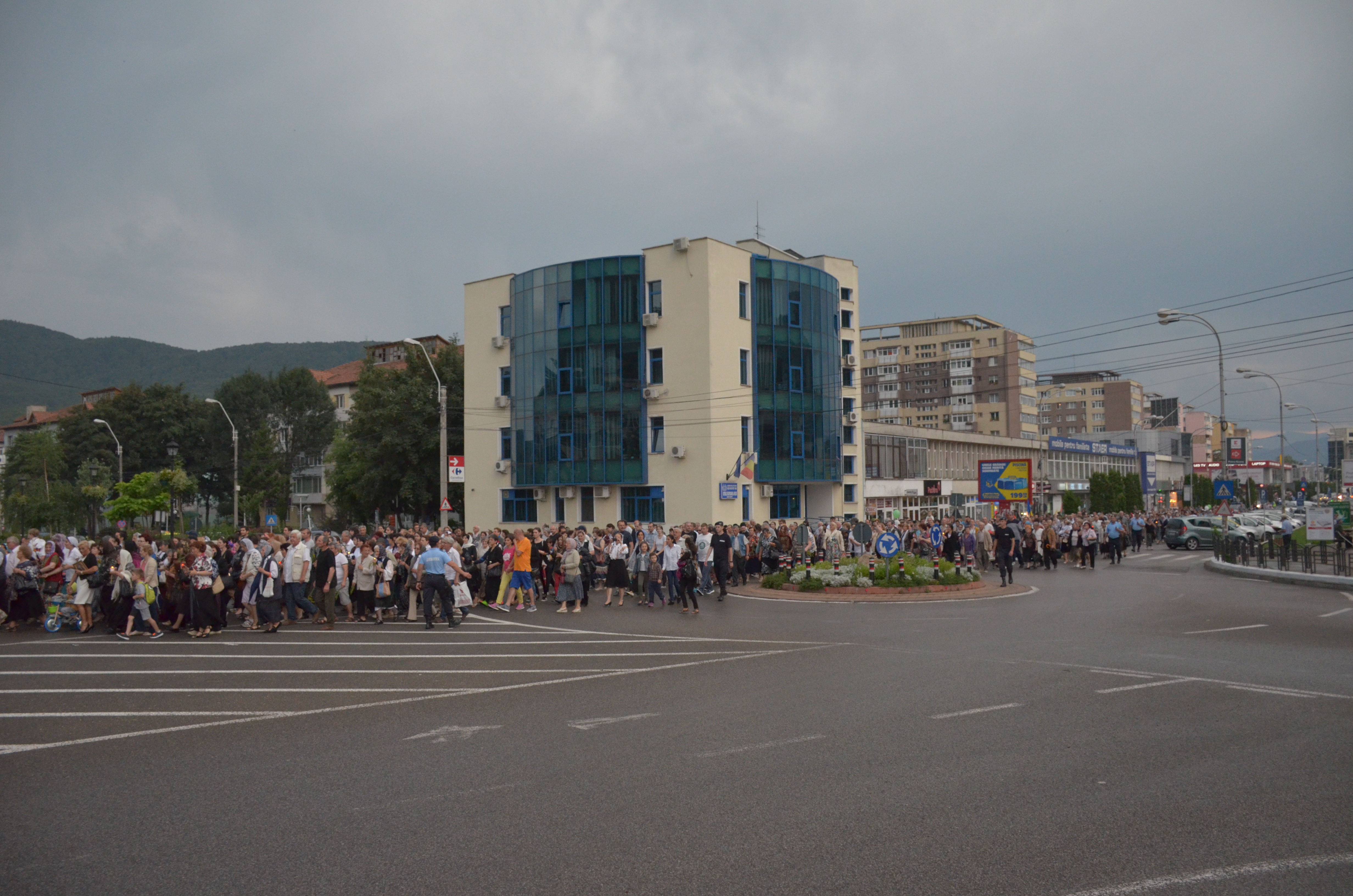 Procesiune cu sfinte moaște la Piatra Neamț, cu ocazia sărbătorii Nașterea Sfântului Ioan Botezătorul Procesiune cu sfinte moaște la Piatra Neamț, cu ocazia sărbătorii Nașterea Sfântului Ioan Botezătorul