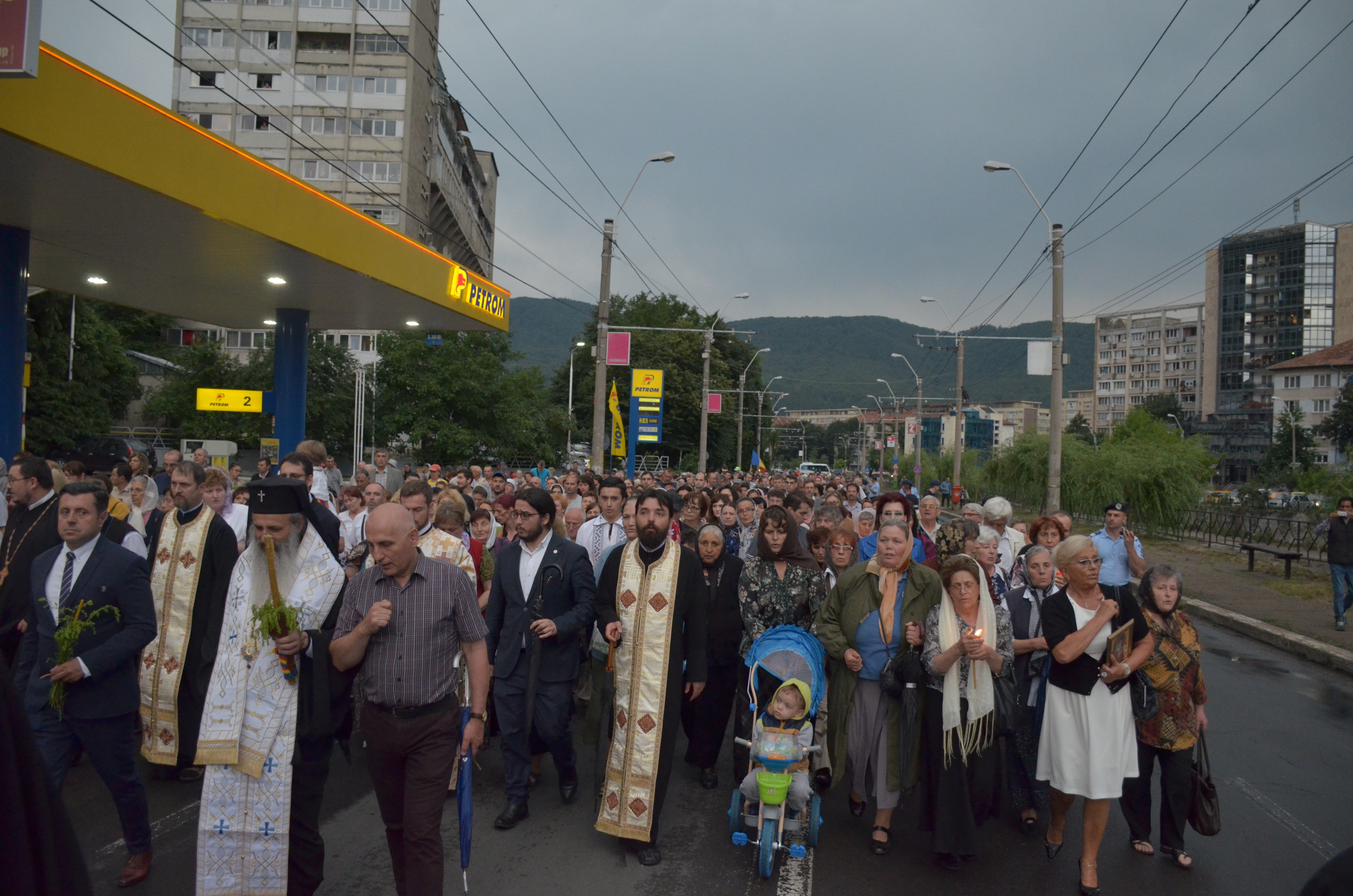 Procesiune cu sfinte moaște la Piatra Neamț, cu ocazia sărbătorii Nașterea Sfântului Ioan Botezătorul Procesiune cu sfinte moaște la Piatra Neamț, cu ocazia sărbătorii Nașterea Sfântului Ioan Botezătorul
