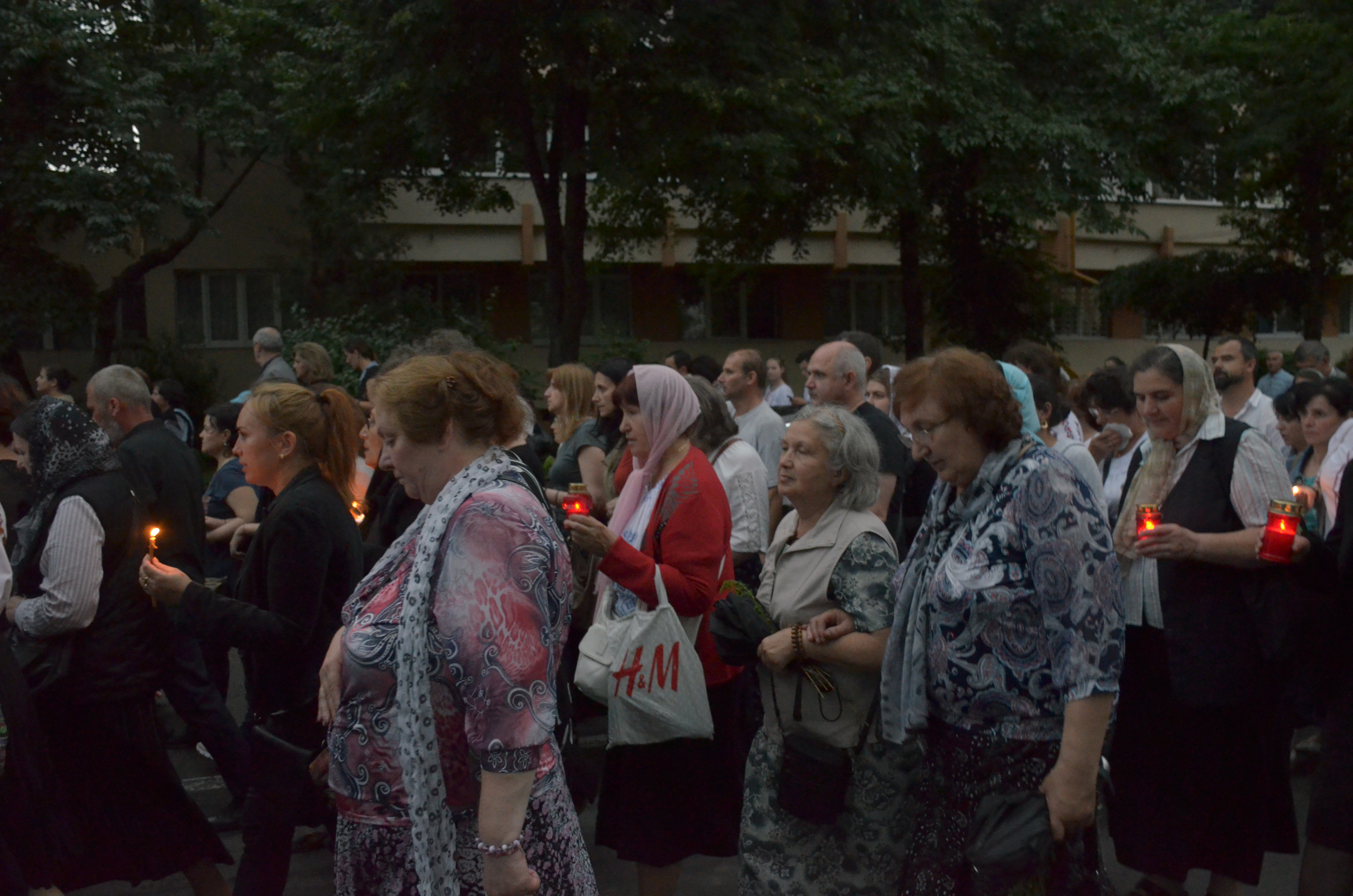 Procesiune cu sfinte moaște la Piatra Neamț, cu ocazia sărbătorii Nașterea Sfântului Ioan Botezătorul Procesiune cu sfinte moaște la Piatra Neamț, cu ocazia sărbătorii Nașterea Sfântului Ioan Botezătorul