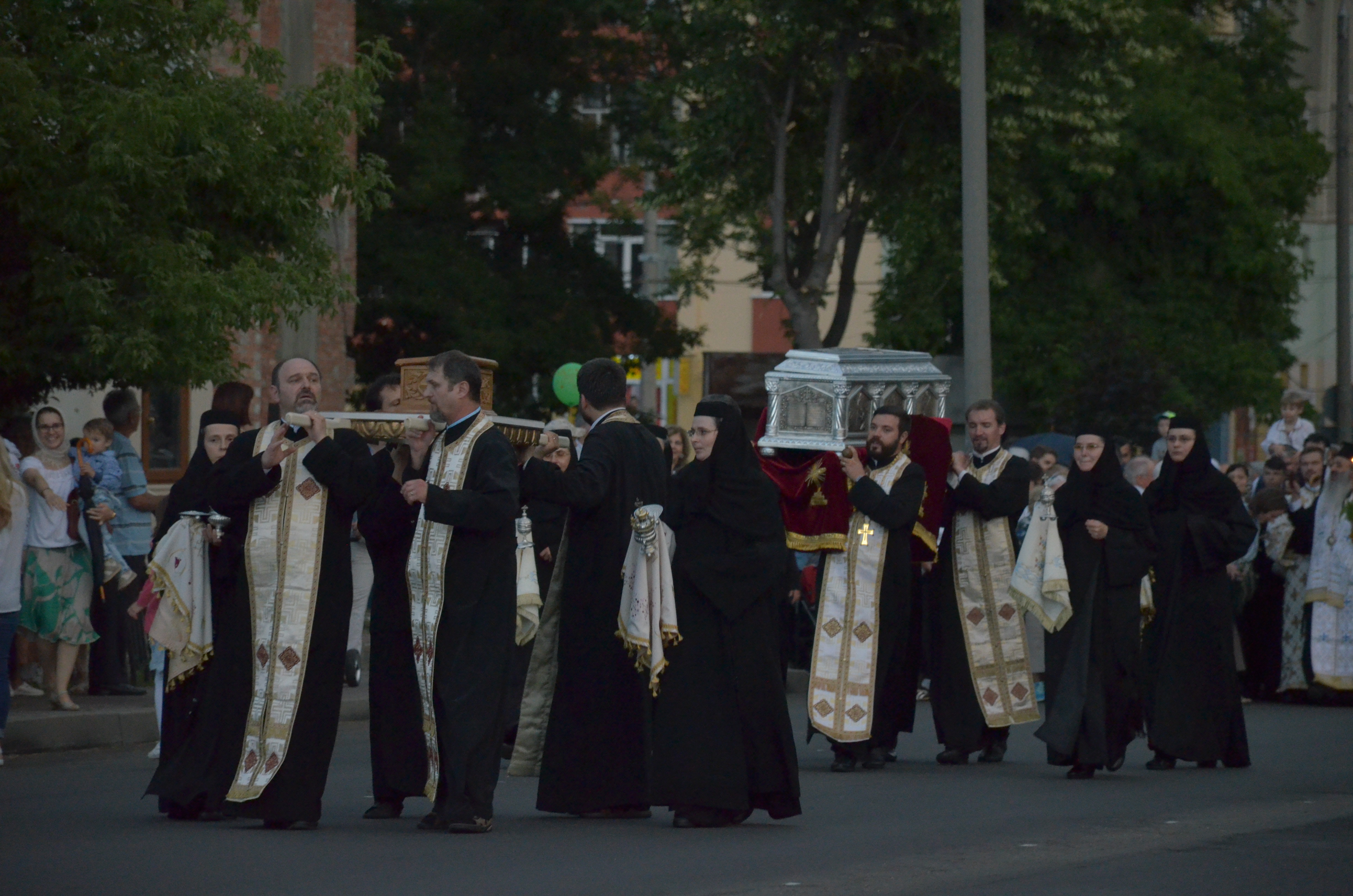 Procesiune cu sfinte moaște la Piatra Neamț, cu ocazia sărbătorii Nașterea Sfântului Ioan Botezătorul Procesiune cu sfinte moaște la Piatra Neamț, cu ocazia sărbătorii Nașterea Sfântului Ioan Botezătorul